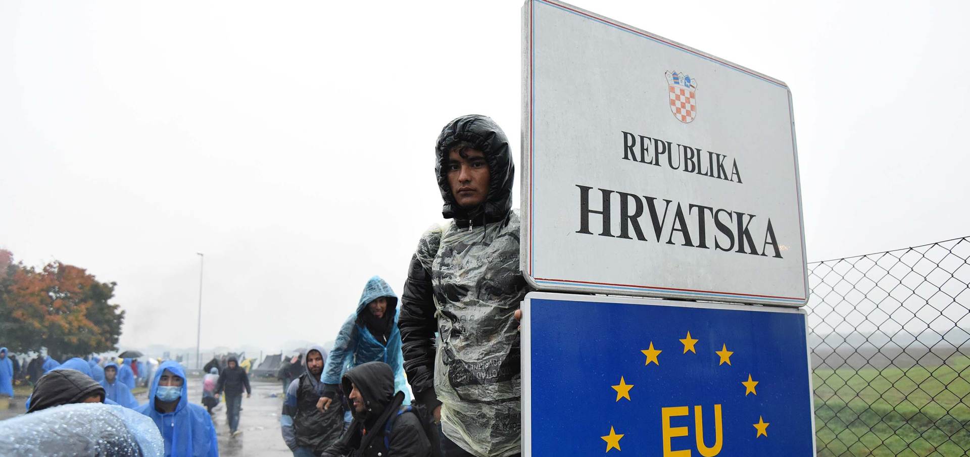 19.10.2015., Trnovec - Migranti proveli kisnu noc na granici sa Slovenijom. Slovenska policija jos ih ne pusta prema Austriji. 
Photo: Vjeran Zganec Rogulja/PIXSELL