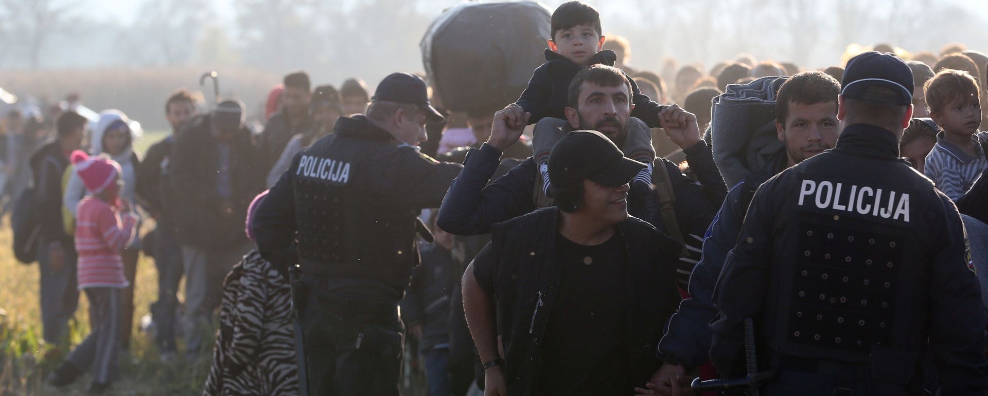 Rigonce, Slovenija, 26.10.2015 - Oko 2000 izbjeglica koje su noæe provele na otvorenom, kasno poslije podne u pratnji policije odvedene su iz pograniènog mjesta Rigonce u prihvatni centar u Dobovi.
foto HINA/ Damir SENÈAR /ds