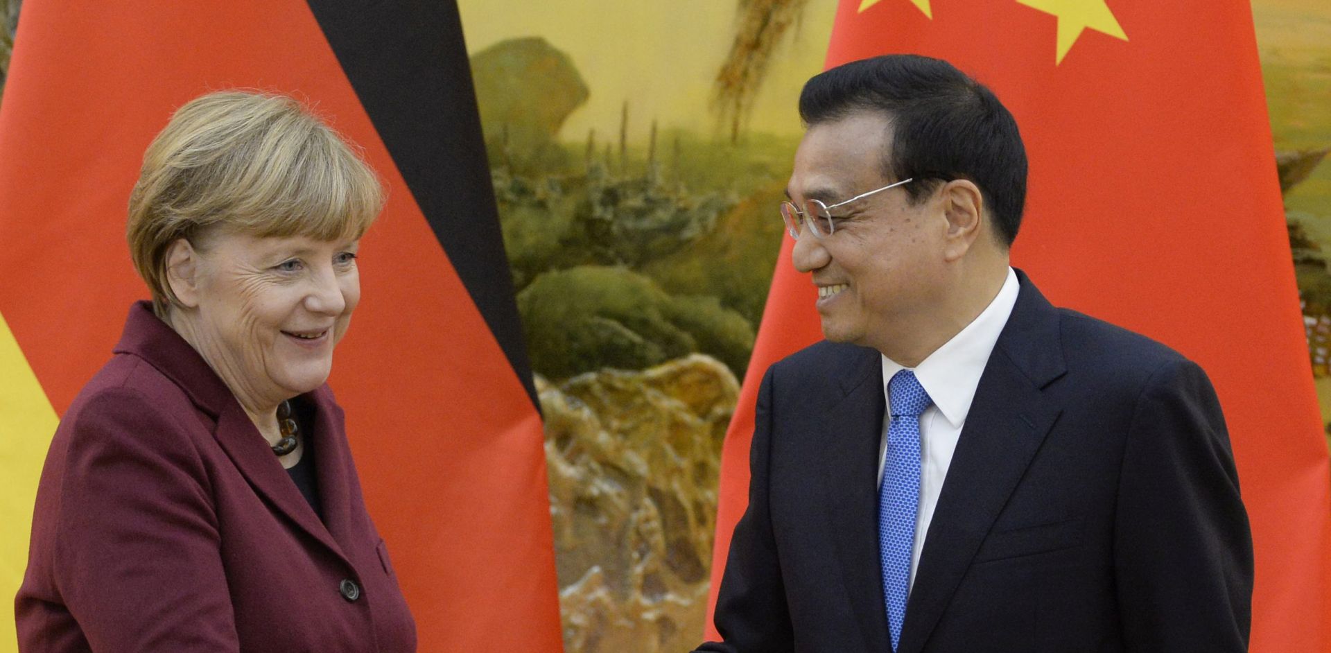 epa05001314 German Chancellor Angela Merkel (L) and Chinese Premier Li Keqiang shake hands after their press conference at the Great Hall of the People in Beijing, China, 29 October 2015.  EPA/MUNEYOSHI SOMEYA / POOL