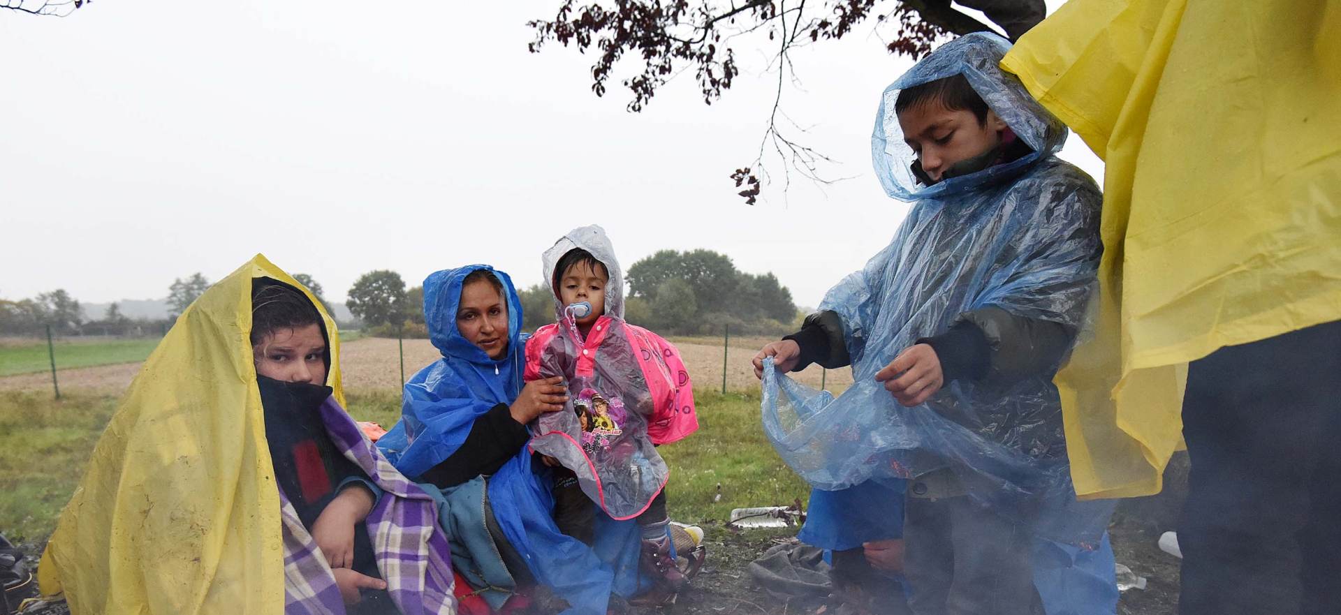 19.10.2015., Trnovec - Migranti proveli kisnu noc na granici sa Slovenijom. Slovenska policija jos ih ne pusta prema Austriji. 
Photo: Vjeran Zganec Rogulja/PIXSELL