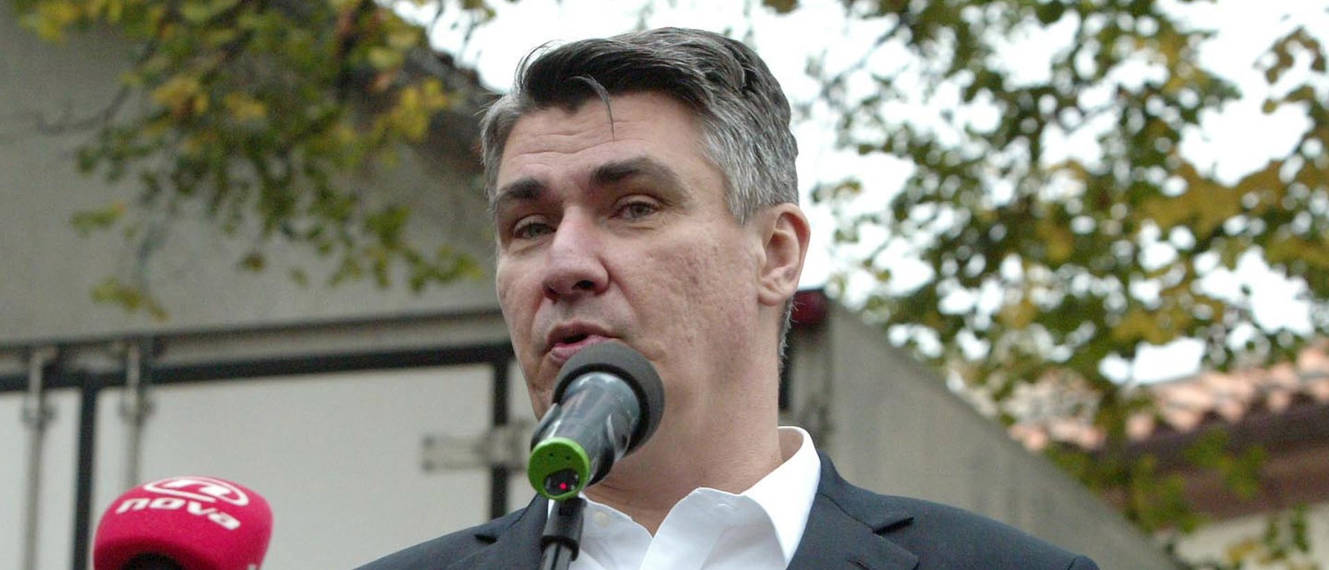 Kastav, 4.10.2015. - Predsjednik Vlade Zoran Milanoviæ sudjelovao je na manifestaciji "Pozdrav Beloj nedeji" koja se u organizaciji grada Kastva i turistièke zajednice odrava u èast mladog vina. 
foto HINA / Miljenko KLEPAC / mm