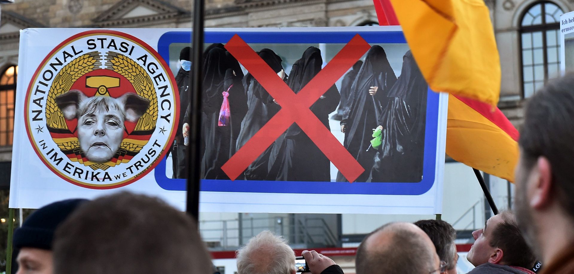 epa04975323 Thousands of Pegida (Patriotic Europeans against the Islamization of the West) supporters demonstrate on Theaterplatz square in Dresden, Germany, 12 October 2015.  EPA/BERND SETTNIK