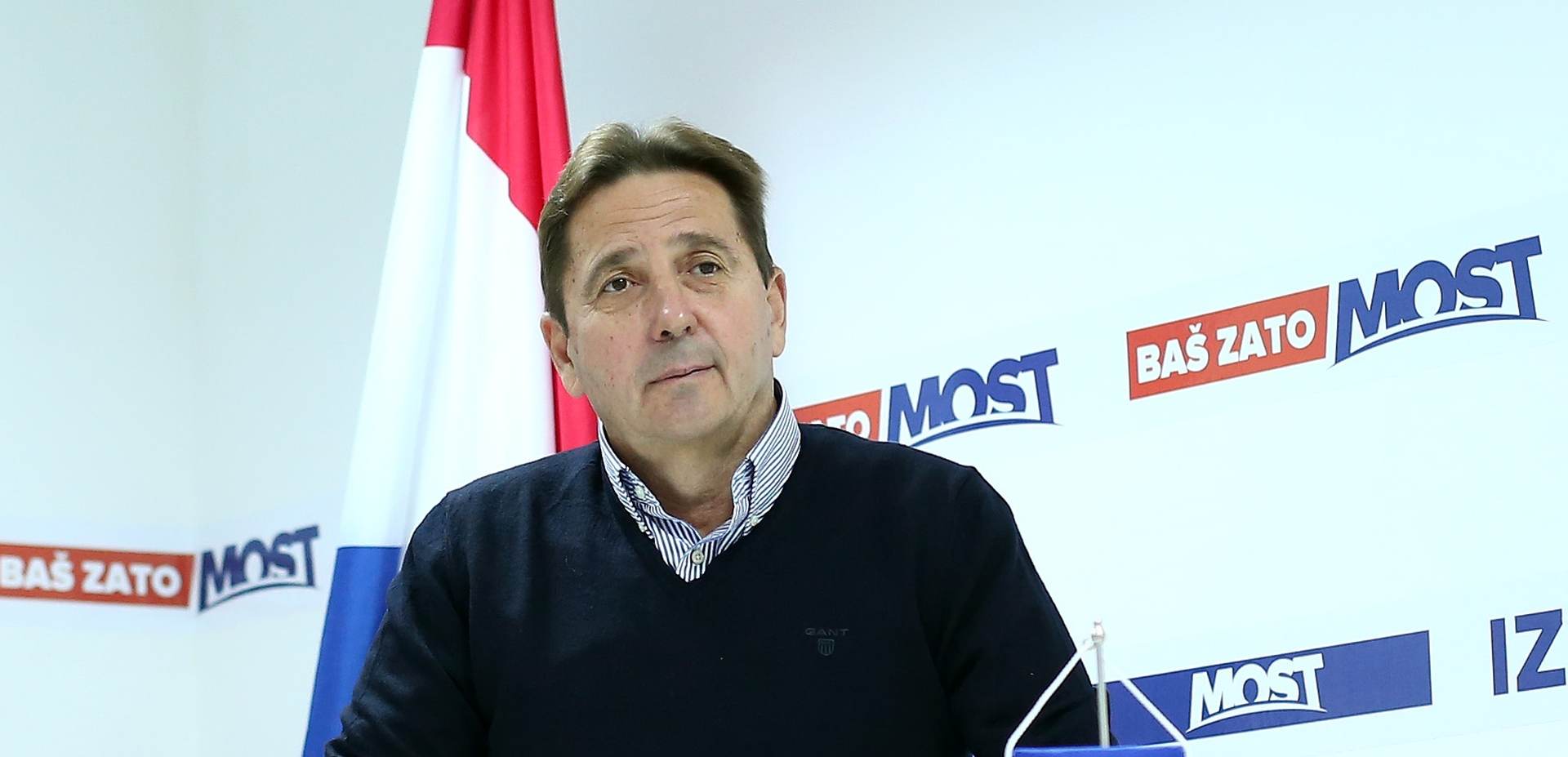 15.10.2015., Zagreb - Konferencija za medije MOST-a. 
Povod koferencije za medije odluka je o pristupanju Nezavisne liste Stipe Petrine projektu okupljanja nezavisnih na platformi Mosta nezavisnih lista. Stipe Petrina je inicijalni pokretac nezavisnih lista i najdugovjecniji nezavisni nacelnik u Hrvatskoj, a okupljenima je detaljno obrazlozio razloge pristupanja nezavisnih na platformi Mosta. 
Photo: Sanjin Strukic/PIXSELL