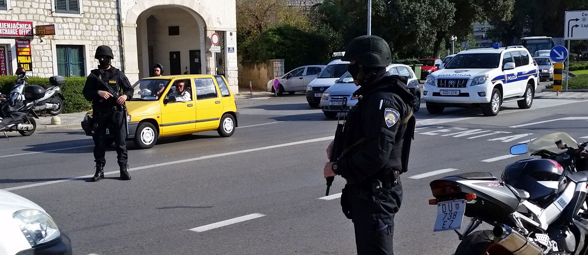 Dubrovnik, 30.10.2015 - Pripadnici specijalne policije sa dugim cijevima na ulicama Dubrovnika.
foto HINA/ ds