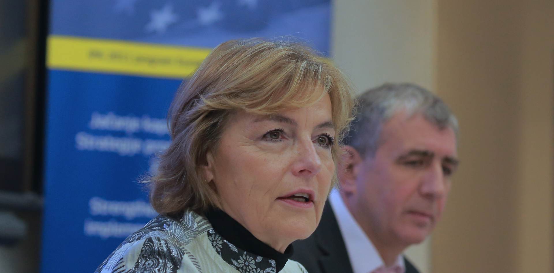 Zagerb, 19.10.2015.- Prva potpredsjednica Vlade i ministrica vanjskih i europskih poslova Vesna Pusiæ i ministar zdravlja Sinia Varga sudjelovali su na sastanku u okviru humanitarnog projekta pruanja struène pomoæi ukrajinskim lijeènicima od strane hrvatskih struènjaka iz podruèja psiholoke i psihijatrijske zatite.Na slici ministar zdravlja Sinia Varga,ministrica vanjskih poslova Vesna Pusiæ i ukrajinski veleposlanik Oleksandr Levèenko.
Foto HINA/Tomislav Pavlek/tp