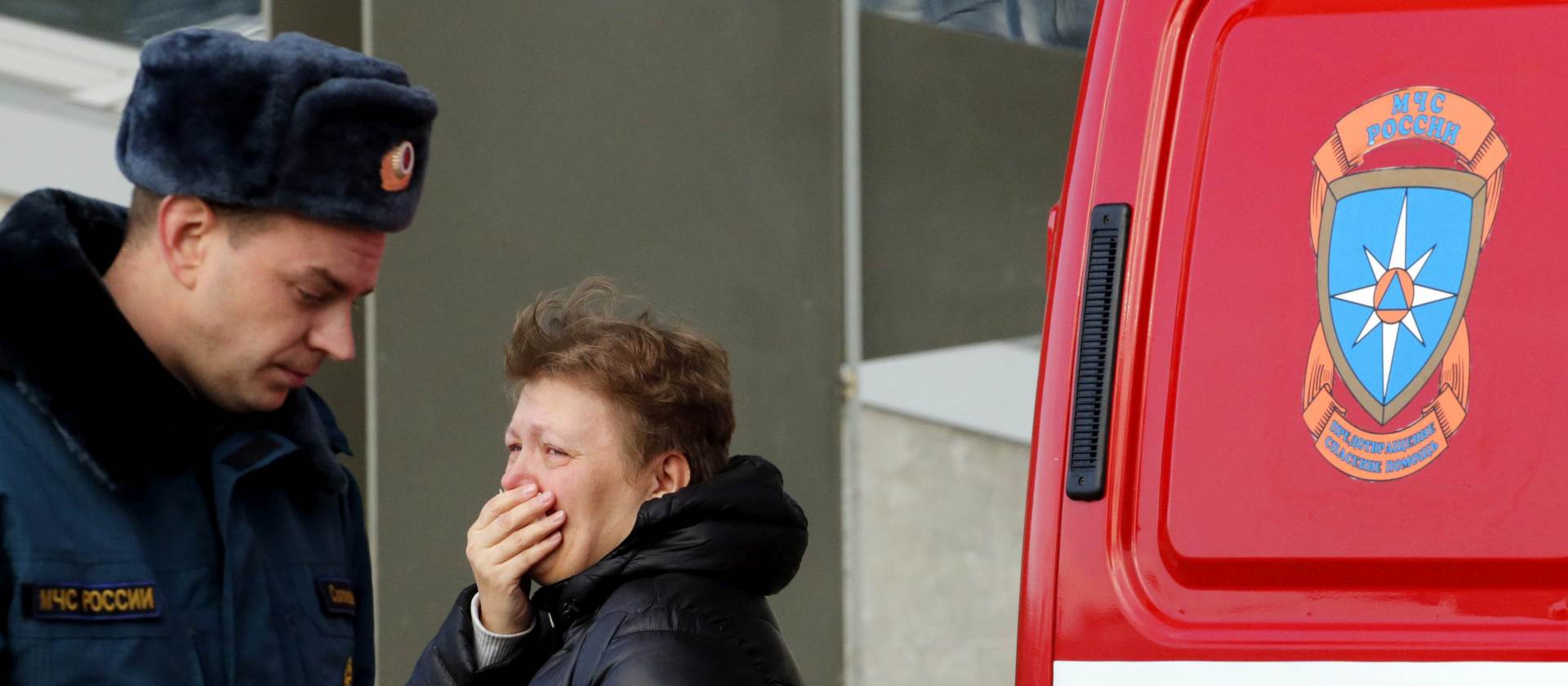 epa05004464 A relative of a passenger of MetroJet Airbus A321 weeps at Pulkovo II international airport in St. Petersburg, Russia, 31 October 2015. A Russian plane which went missing in Egypt on 31 October 2015 with 224 aboard has crashed in the Sinai, the Egyptian Civil Aviation Ministry confirmed. The ministry said in a statement that the debris from the plane had been found near the al-Arish airport, in the Sinai Peninsula. The plane was on a flight to St Petersburg, in Russia, reported the Itar-Tass news agency.  EPA/ANATOLY MALTSEV