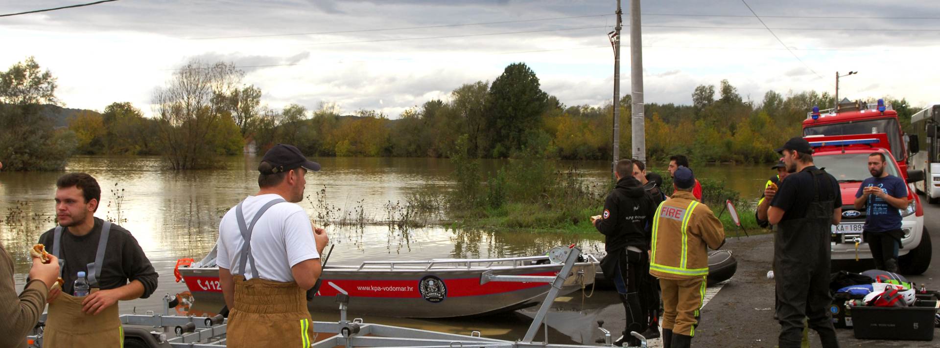 Karlovac, 17.10.2015  Upornim radom ljudi na terenu kao i velikih crpki u Mostanju, od poplave je spaeno i naselje ispod Udbine, vie ne prijeti prodor vode i crpke su ugaene, a glavnina operativnih snaga za spaavanje premjetena je u Pokupsku dolinu, gdje je niz sela u potpunom vodenom okruenju, doznaje se u karlovaèkom uredu Dravne uprave za zatitu i spaavanje. Na fotografiji vatrogasci i ronioci deuraju u Logoritu. 
foto HINA/ Mladen VOLARIÆ/ i