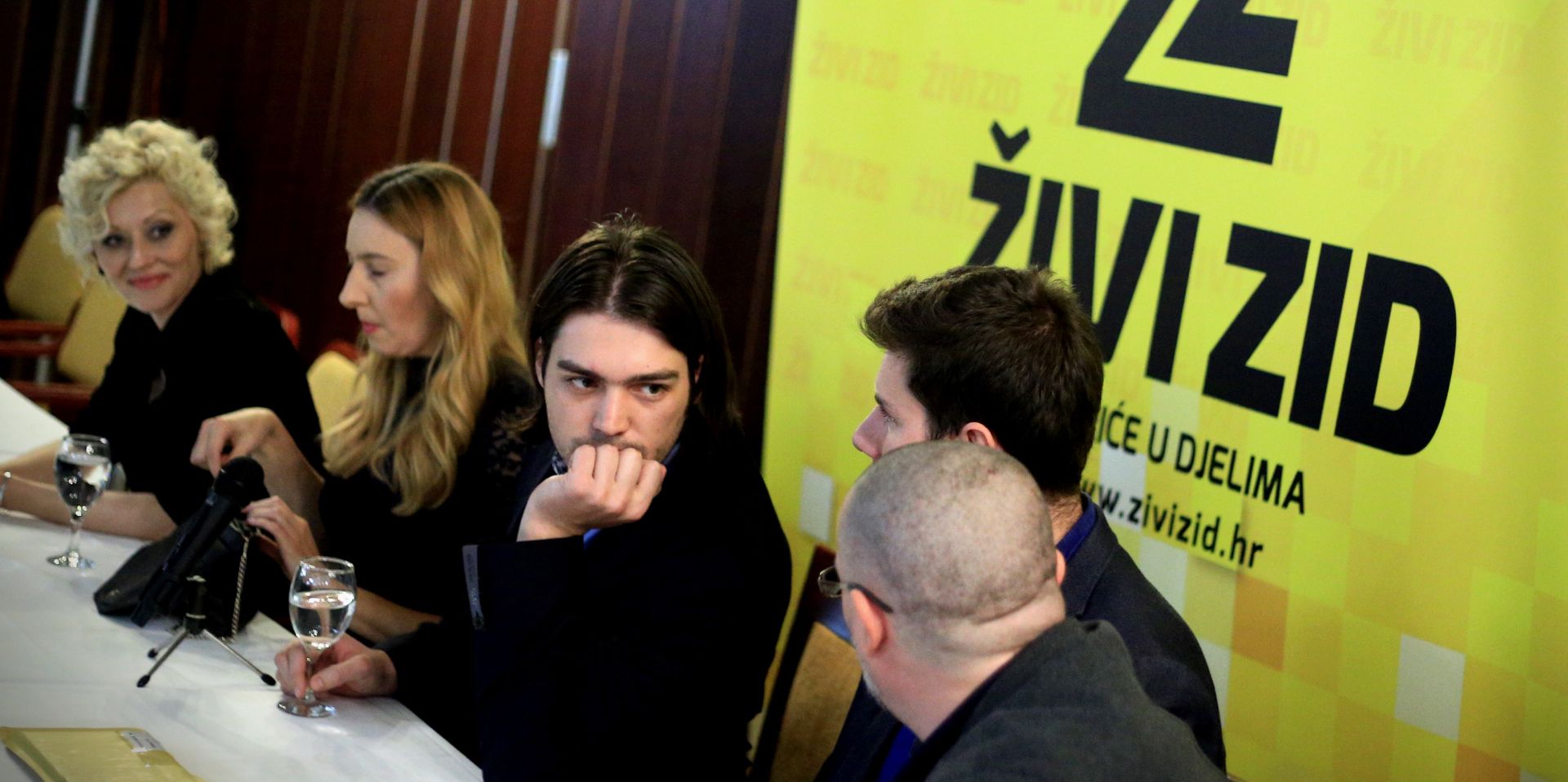 Zagreb, 31.10.2015 - Nacionalni skup stranke Živi zida na kojem su predstavljeni svi nositelji izbornih jedinica a govore su održali Ivan Vilibor Sinčić i Ivan Pernar. Na fotografiji Mihaela Varga, Vladimira Palfi, Ivan Vilibor Sinčić i Ivan Pernar.
Foto Hina/ Dario GRZELJ/ dag