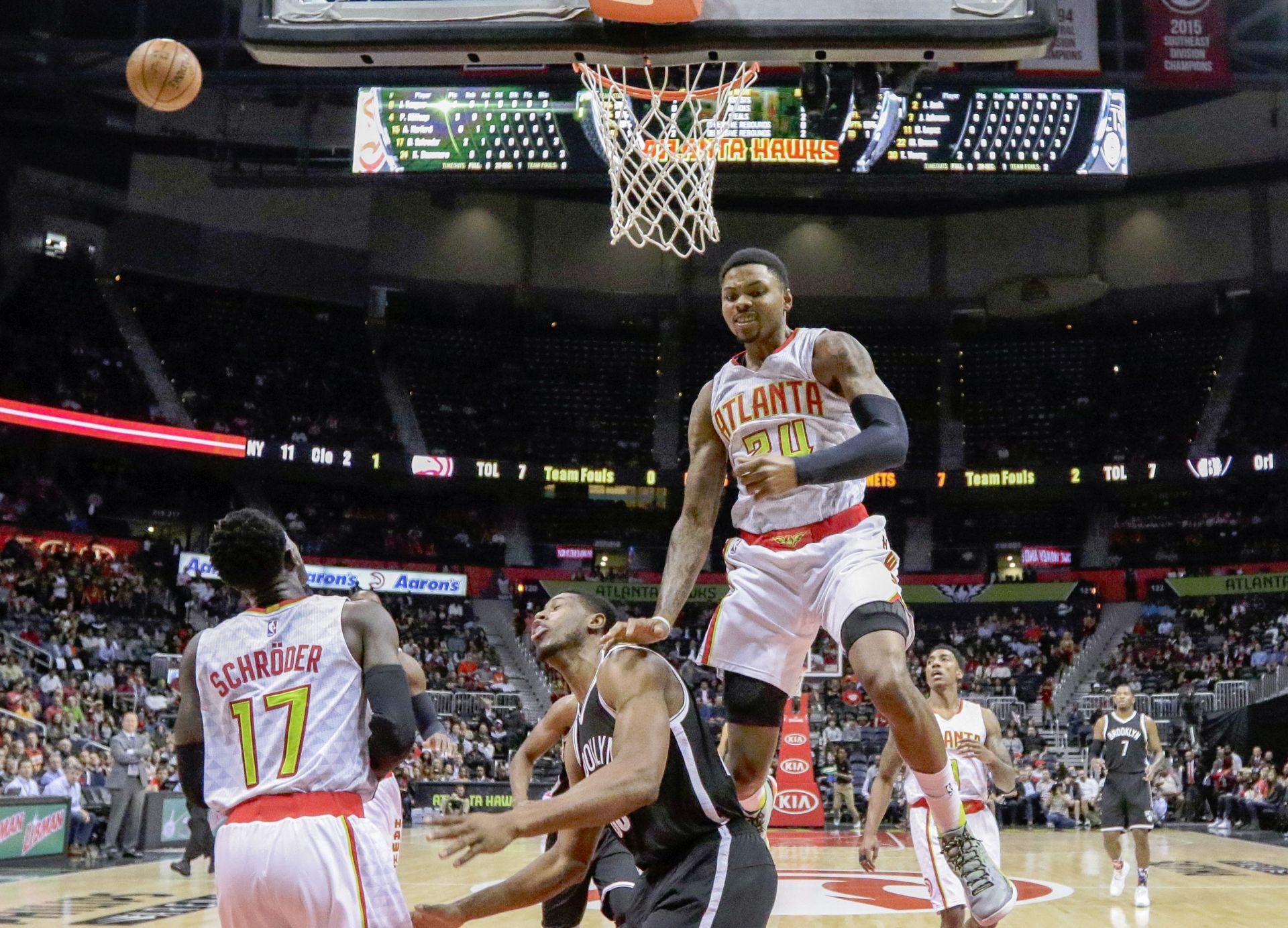 epa05011521 Atlanta Hawks guard Kent Bazemore (R) blocks a shot by Brooklyn Nets forward Thaddeus Young (C) as Atlanta Hawks guard Dennis Schroeder (L) of Germany looks on during the first half of their NBA basketball game at Philips Arena in Atlanta, Georgia, USA, 04 November 2015.  EPA/ERIK S. LESSER CORBIS OUT
