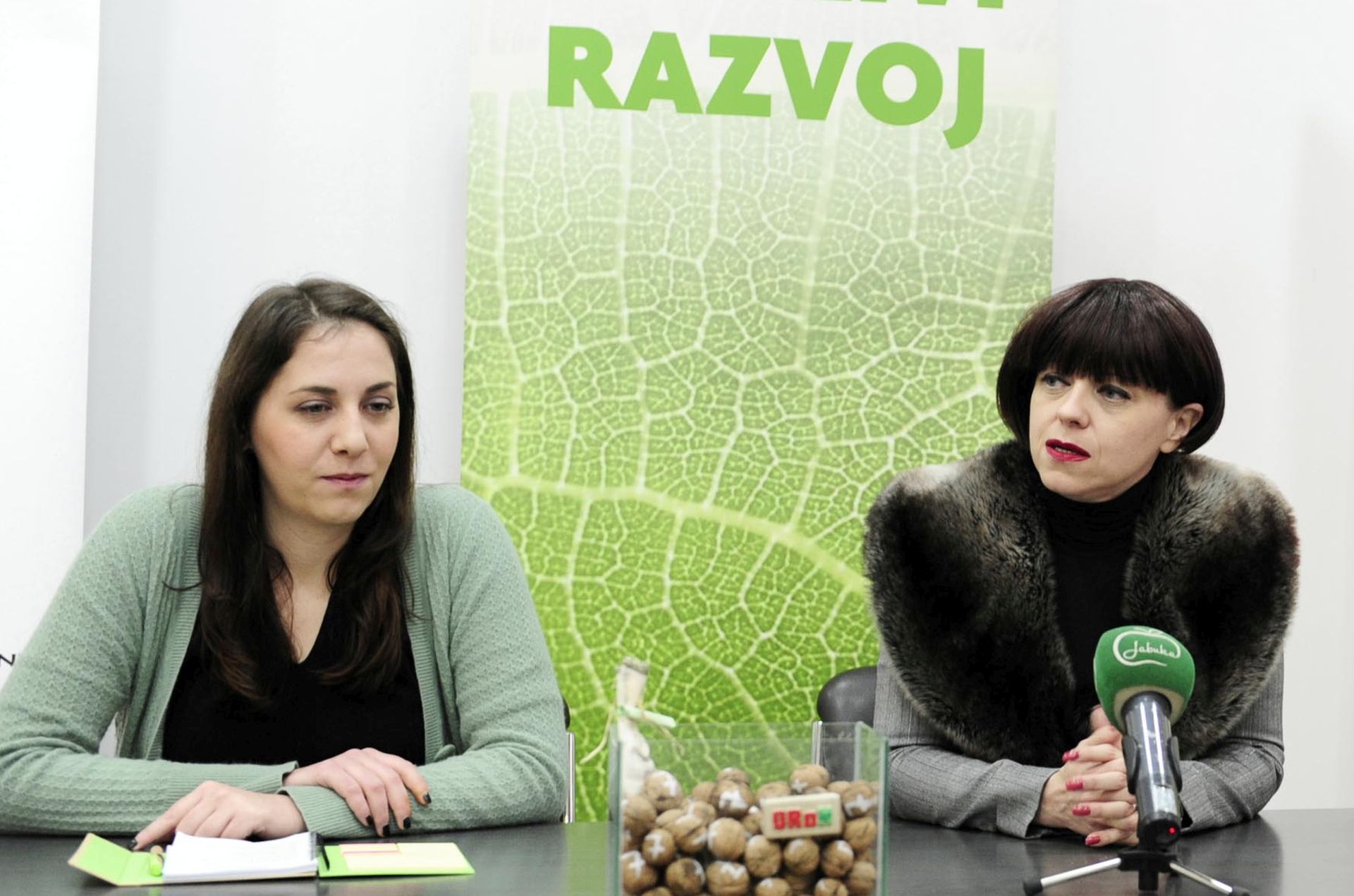 Zagreb, 22.11.2015. - Konferencija za medije u sredinjici OraH-a na temu 'Cirkularnog boiænog buvljaka', ORaH-ovog boiænog modnog sajma namijenjenog mladim odjevnim dizajnerima, ali i dizajnerima nakita, obuæe i torbi. Konferenciji je prisustvovala predsjednica ORaH-a Mirela Holy (D) i Tea Stankoviæ (L), voditeljica kampanje 'Upecaj staru haljinu i bez pomoæi zlatne ribice stvori novo radno mjesto'. 
foto HINA / ORaH / Sinia Buan / mm