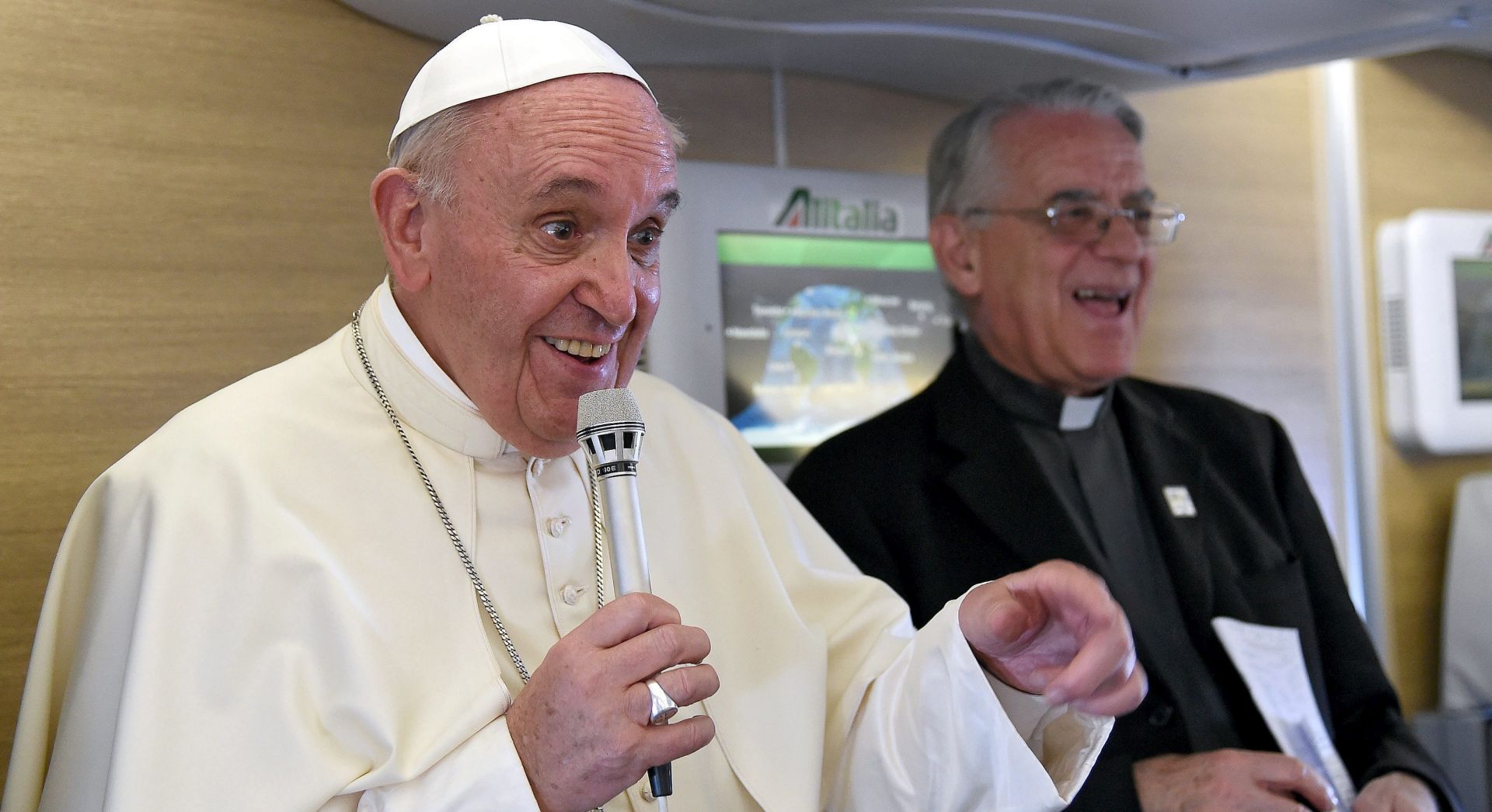 epa05049505 Pope Francis speaks to journalists aboard the flight from Bangui to Rome, 30 November 2015. Pope Francis ended a six days visit that took him to Kenya, Uganda and the Central African Republic from 25 to 30 November.  EPA/DANIEL DAL ZENNARO / POOL