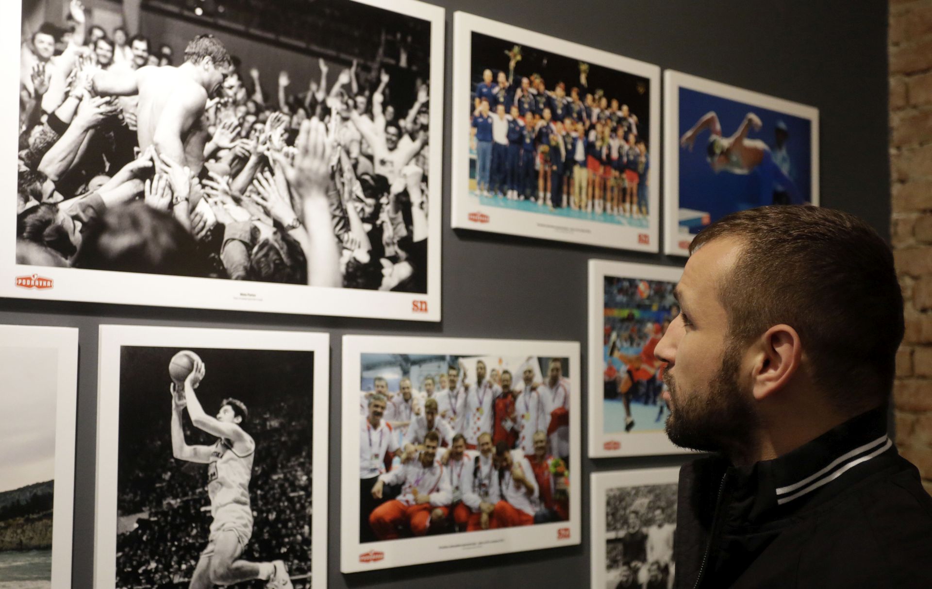 Zagreb, 30.11.2015. - U Vinyl baru u Zagrebu otvorena je izloba sportskih fotografija 70 godina Sportskih novosti. Na fotografiji Hrvoje Sep.
foto HINA / Denis CERIÆ / mm