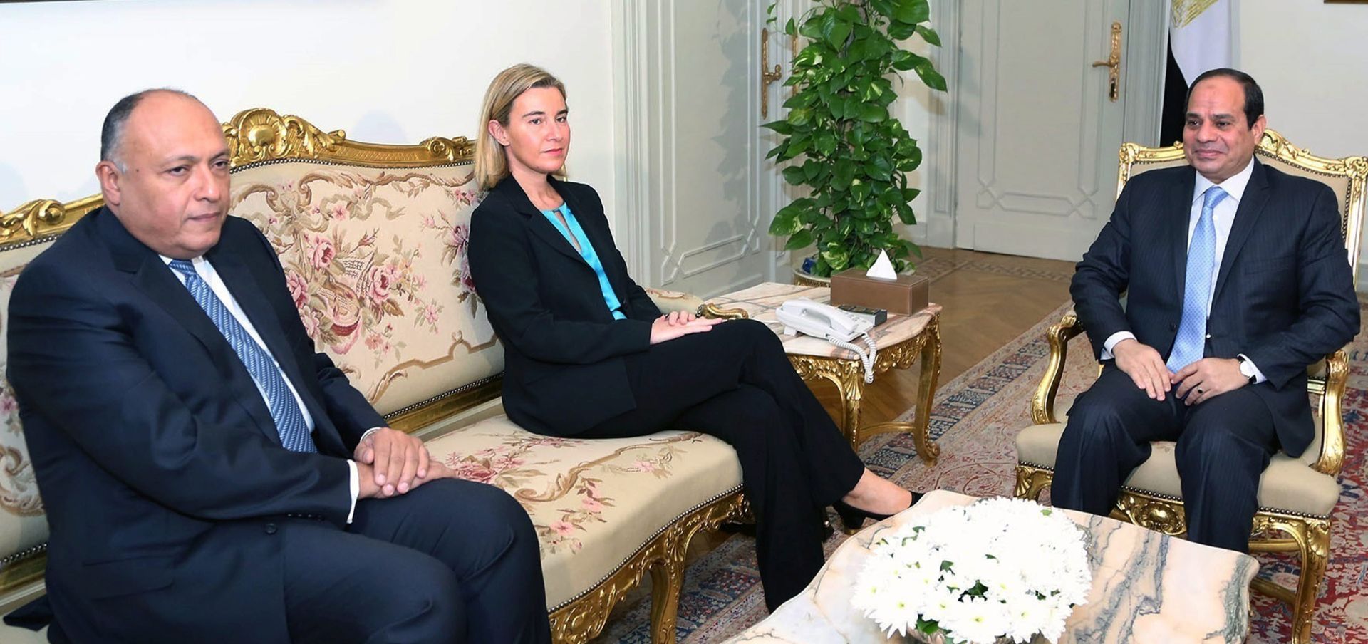 epa05009187 A handout picture made available by the Office of the Egyptian President shows Egyptian President, Abdel Fattah al-Sisi (R), and the Egyptian Foreign Minister, Sameh Shoukry (L), meeting with the EU Representative for Foreign Affairs, Federica Mogherini (C), in Cairo, Egypt, 03 November 2015. Mogherini is on a two date visit to the country to meet politicans which comes after 68 million euros was earmarked by the EU for the Egypt Gas Connection Project aimed at boosting the North African country's energy sector.  EPA/OFFICE OF THE EGYPTIAN PRESIDENT / HANDOUT  HANDOUT EDITORIAL USE ONLY/NO SALES
