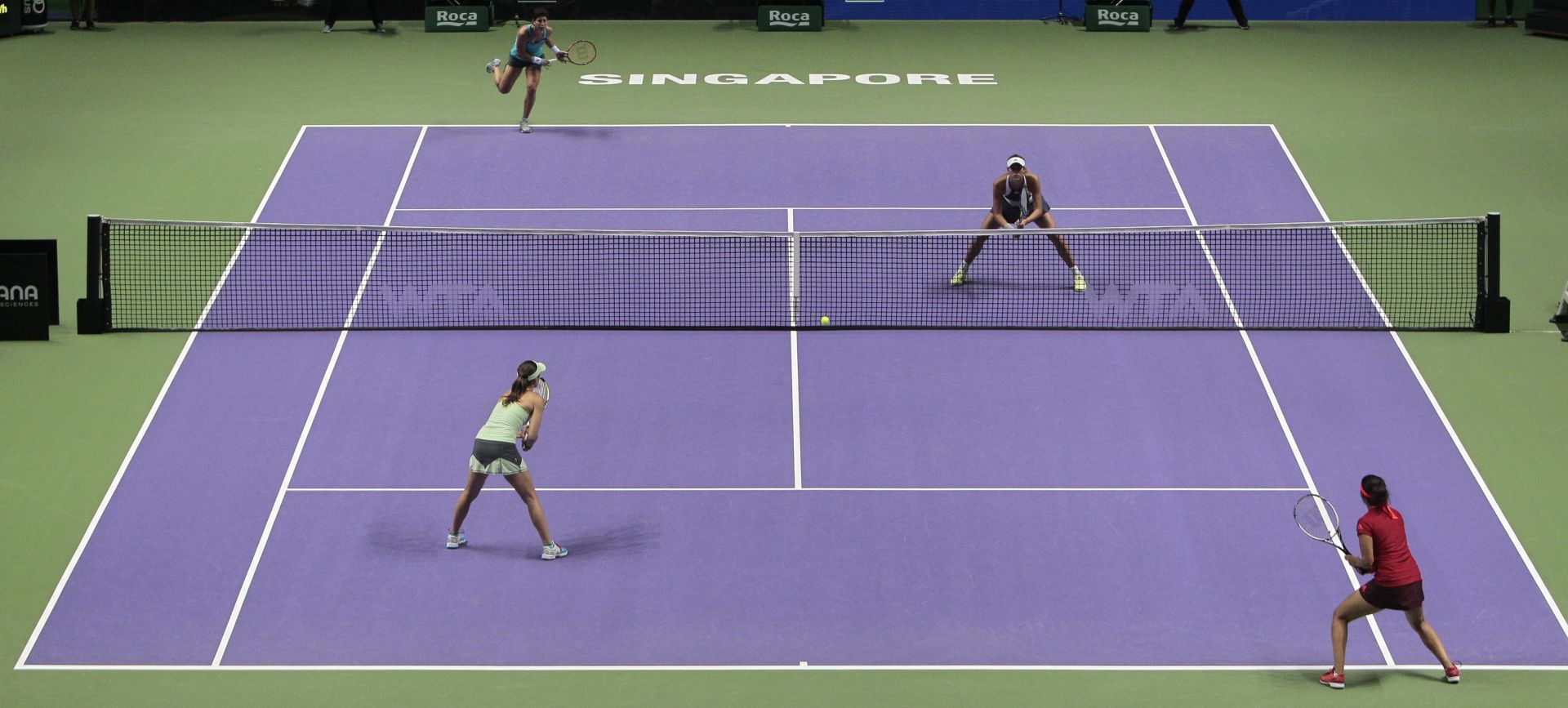 epa05005734 Carla Suarez Navarro (top-L) and Garbine Muguruza (top-R), both of Spain, in action against Martina Hingis of Switzerland (bottom-L) and her doubles partner Sania Mirza of India  (bottom-R0 during the doubles final match of the BNP Paribas WTA Finals 2015 held at the indoor stadium in Singapore, 01 November 2015.  EPA/WALLACE WOON