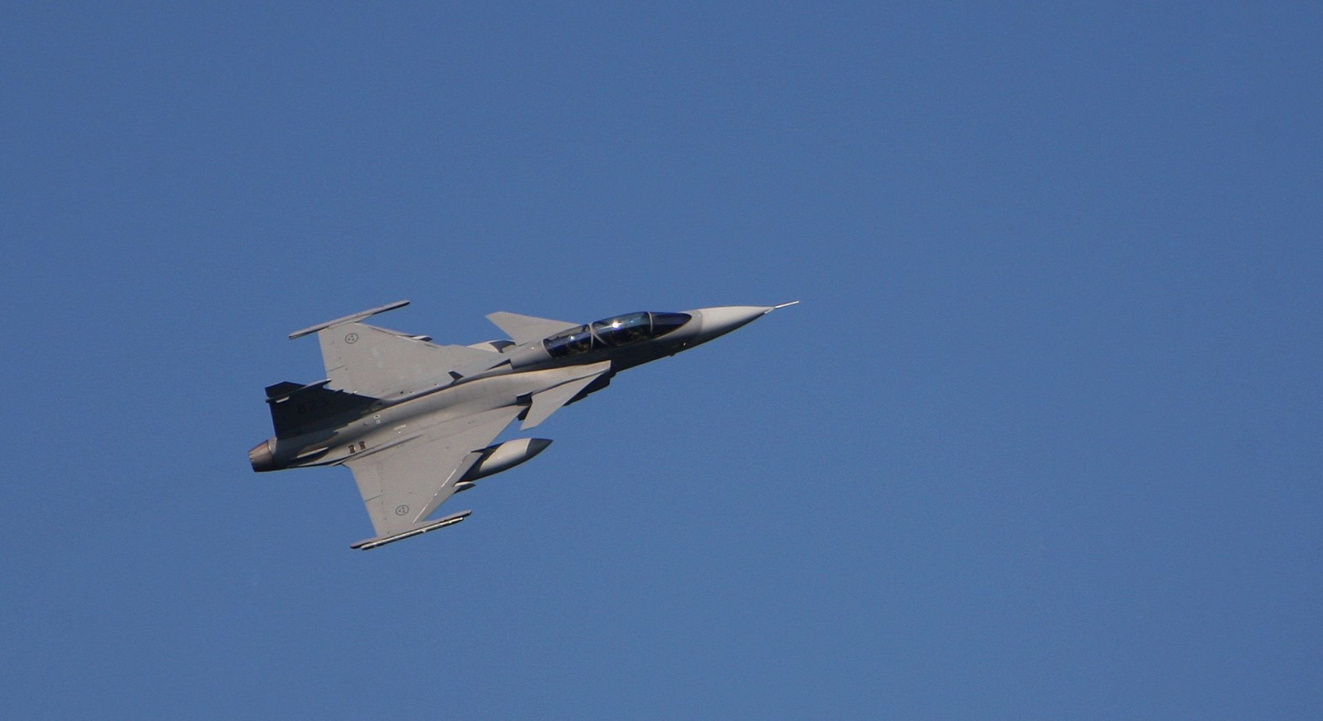 05.10.2009.,Zagreb - Danas oko 11h u Zracnu luku Pleso sletjela su dva vojna zrakoplova Gripen svedskog ratnog zrakoplovstva.U cilju razmjene iskustava gripenom ce probni let napraviti pilot HRZ-a - Kristijan Jagodic.Gripenima je stigao i svedski pilot Robert Krznaric koji je hrvatskog porijekla.Na fotografiji je zrakoplov Gripen.
Photo: Davor Puklavec/PIXSELL