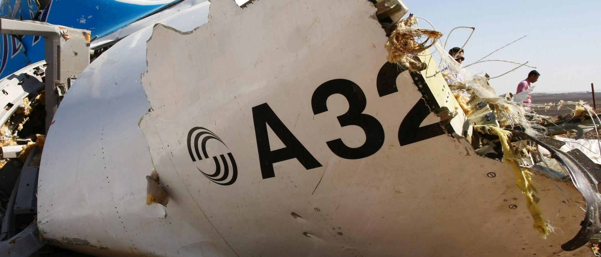 epa05007512 A handout picture provided by the Russian Emergency Ministry press service on 02 November 2015 shows a piece of wreckage of Russian MetroJet Airbus A321 at the site of the crash  in Sinai, Egypt, 01 November 2015. The A321 plane of Metrojet en route from Sharm-el-Sheikh, to St. Petersburg crashed in the Sinai, Egypt on 31 October 2015, killing all 224 people on board.  EPA/MAXIM GRIGORIEV / RUSSIAN EMERGENCY MINISTRY / HANDOUT  HANDOUT EDITORIAL USE ONLY/NO SALES