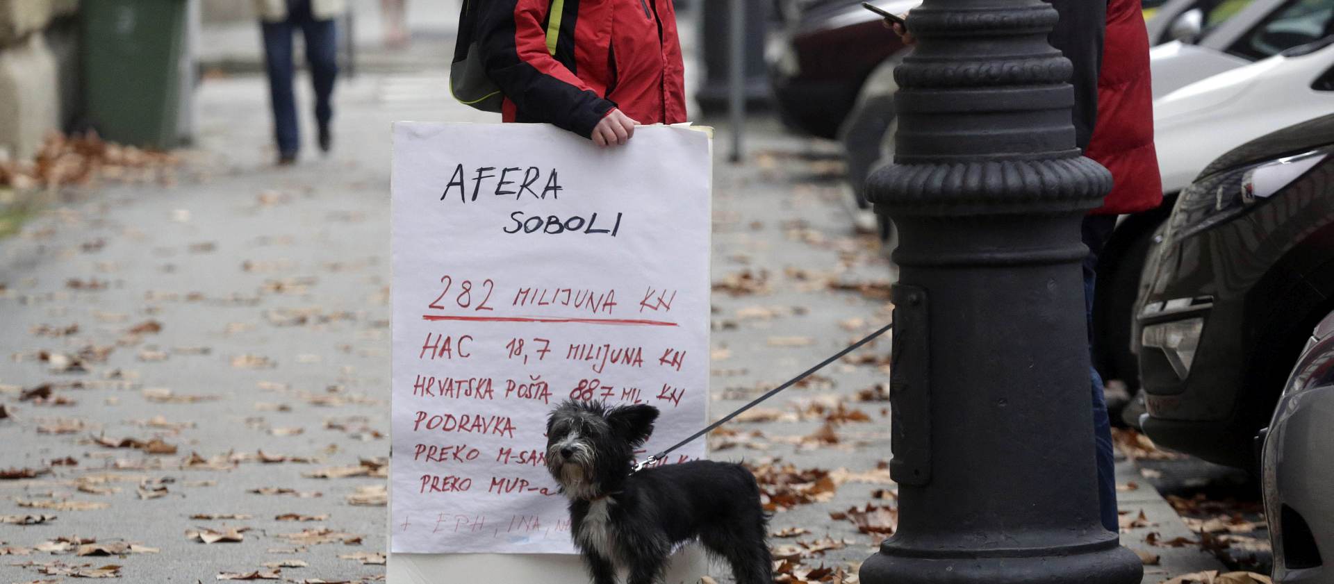Zagreb, 23.11.2015.- Zagrebaèki upanijski sud u ponedjeljak je poèeo raspravljati o osnovanosti optunice protiv zadarskog gradonaèelnika i biveg HDZ-ovog ministra mora, prometa i infrastrukture Boidara Kalmete, optuenog da je sa svojim suradnicima podijelio preko 15 milijuna kuna i 850.000 eura iz javnih tvrtki za odravanje i izgradnju cesta. Kalmeta nije doao na optuno vijeæe koje vodi sutkinja Tanja Pavelin Borziæ. 
foto HINA/ Denis CERIÆ/ ua