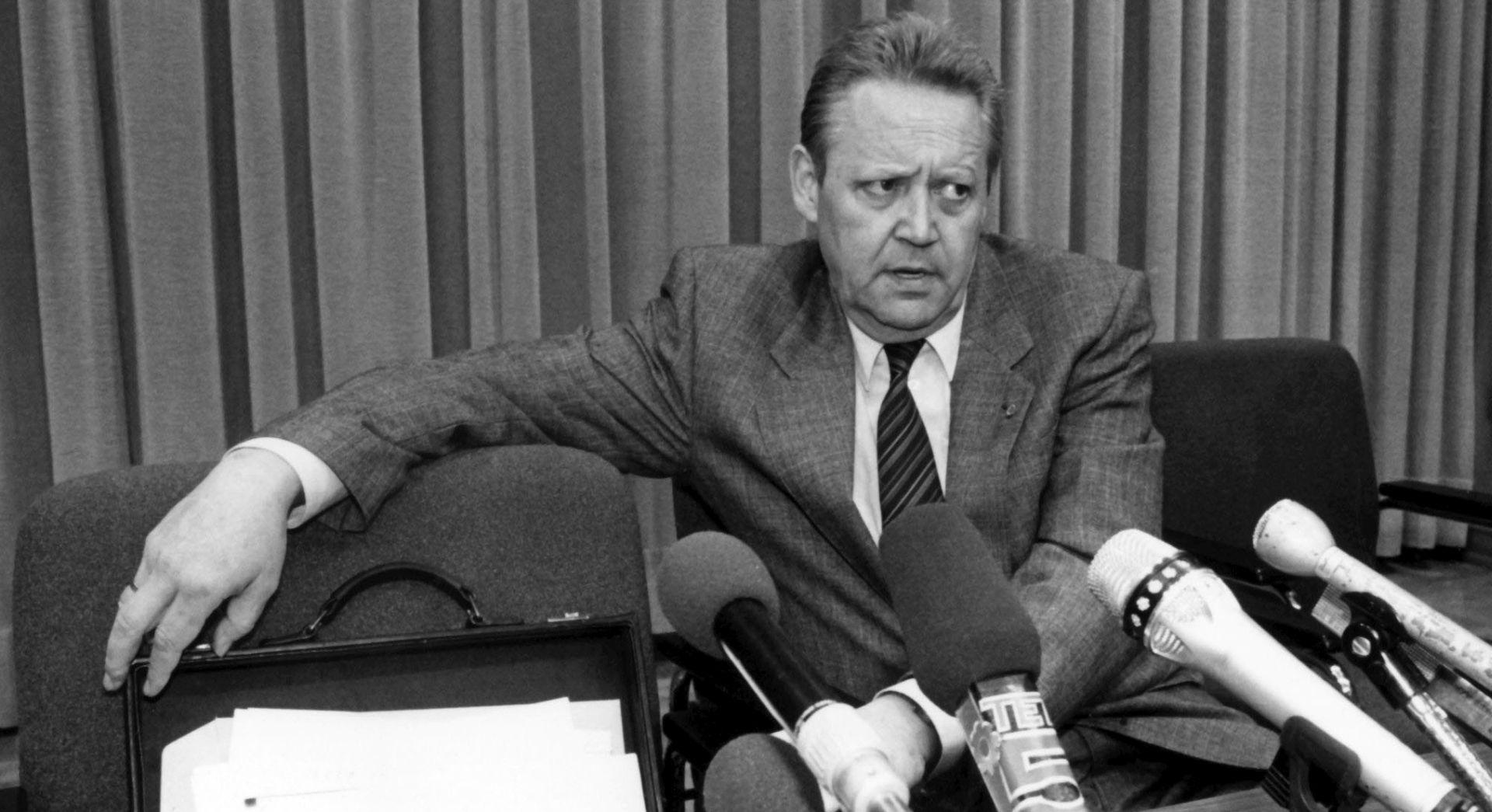 epa05005858 (FILE) A file photo dated 09 November 1989 shows Guenter Schabowski, spokesman for the SED Politbuero, with a serious expression during a press conference in East Berlin, East Germany (GDR). Schabowski's improvised comments that the changes in the travel regulations were 'effective immediately' set-off a storm of East German citizens who crossed the inner-German borders. Schabowski died on 01 November 2015.  EPA/STR
