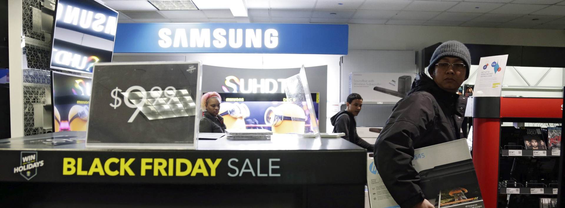 epa05044725 People shop for Black Friday bargains at the Best Buy in Midtown Manhattan in New York, New York, USA, 27 November 2015. Black Friday is the day following Thanksgiving and the traditional beginning of the Christmas shopping season. In recent years retailers have been opening on Thanksgiving.  EPA/JASON SZENES