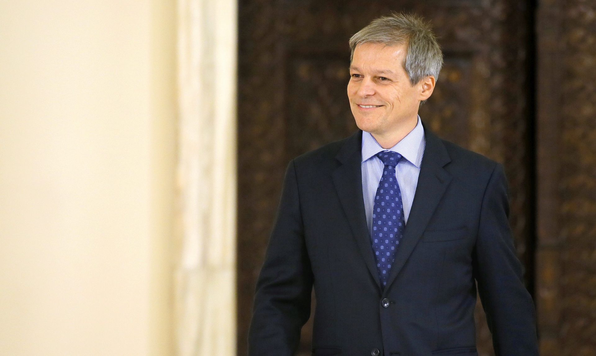 epa05019499 Romania's Prime Minister-designate Dacian Ciolos, enters the hall shortly after being nominated by Romanian President Klaus Iohannis (not pictured) at the Cotroceni Presidential Palace, Bucharest, Romania, 10 November 2015. Romanian Prime Minister Victor Ponta's government resigned last week after massive protests following the club fire accident.  EPA/ROBERT GHEMENT