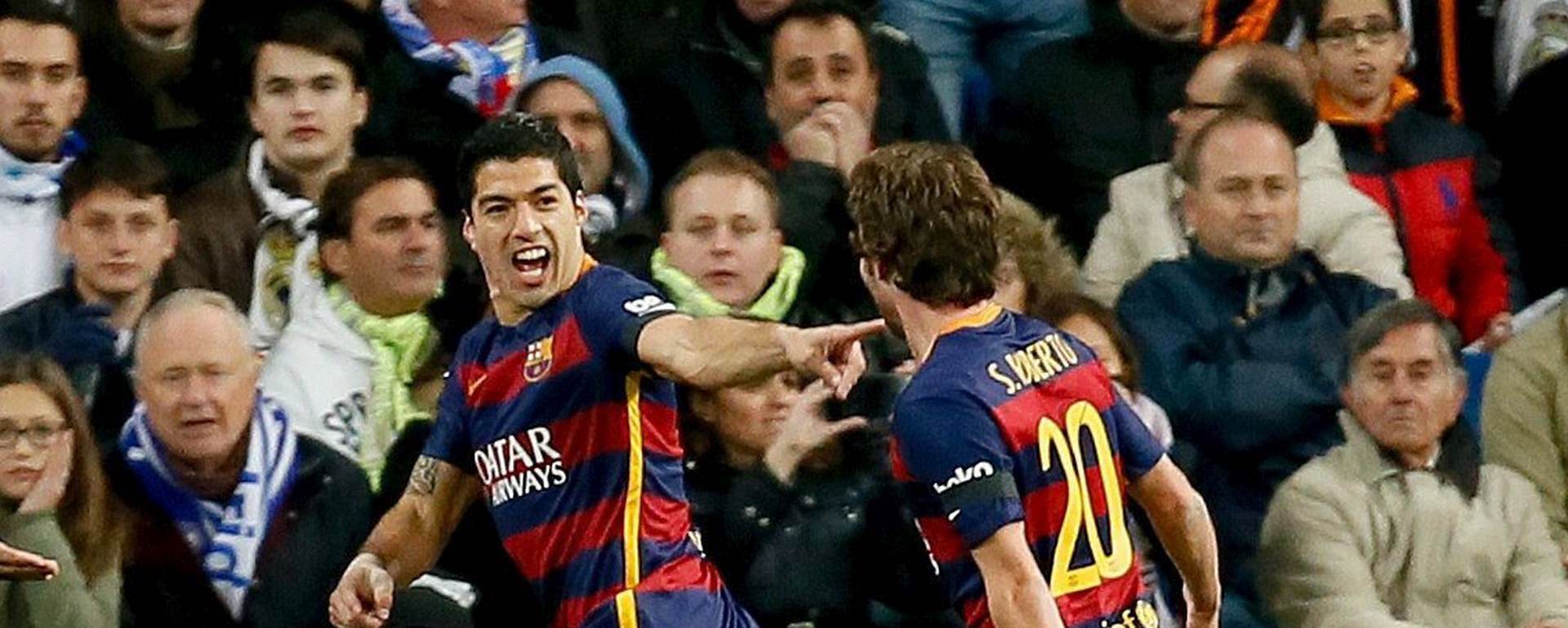 epa05036201 FC Barcelona's Uruguayan striker Luis Suarez (C) celebrates with Sergi Roberto (R) and Brazilian Neymar Jr. (L) after scoring the opening goal against Real Madrid during the Spanish Liga Primera Division soccer match played at Santiago Bernabeu stadium in Madrid, Spain, 21 November 2015.  EPA/JuanJo Martin