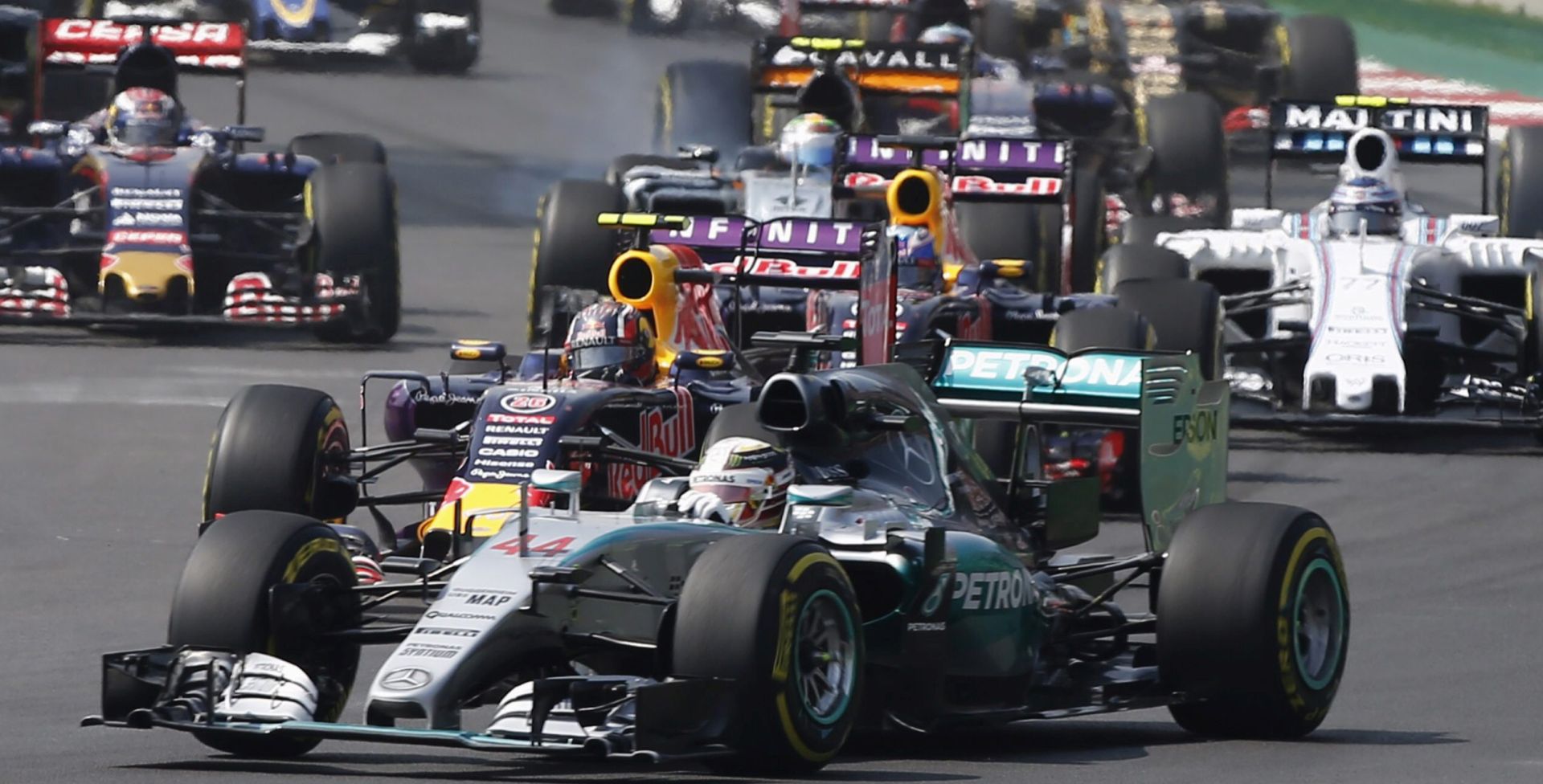 epa05006630 British Formula One driver Lewis Hamilton of Mercedes at the start of the 2015 Formula One Grand Prix of Mexico at the Autodromo Hermanos Rodriguez in Mexico City, Mexico, 01 November 2015.  EPA/JOSE MENDEZ