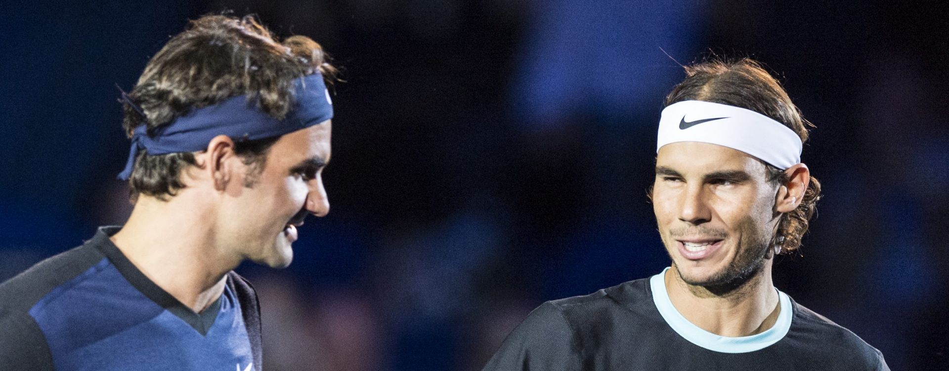 epa05006036 Switzerland's Roger Federer (L) and Spain's Rafael Nadal before their final match at the Swiss Indoors tennis tournament at the St. Jakobshalle in Basel, Switzerland, 01 November 2015.  EPA/DOMINIC STEINMANN