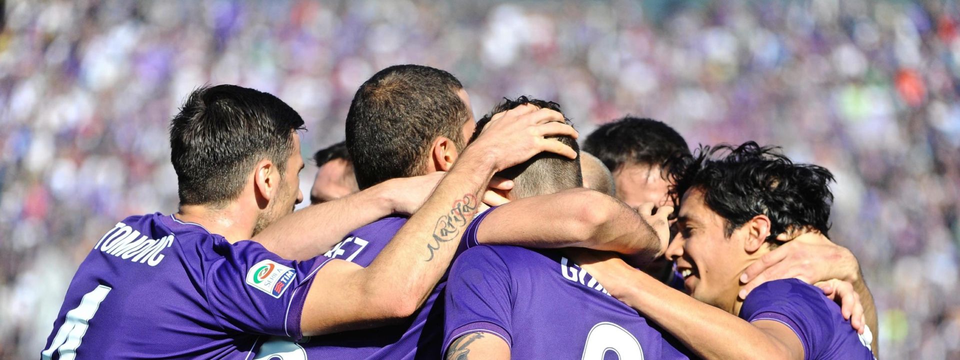 epa05005951 Fiorentina's Gonzalo Rodriguez (C) jubilates with his teammates after scoring during the Italian Serie A soccer match ACF Fiorentina vs Frosinone Calcio at Artemio Franchi stadium in Florence, Italy, 01 November 2015.  EPA/MAURIZIO DEGL'INNOCENTI