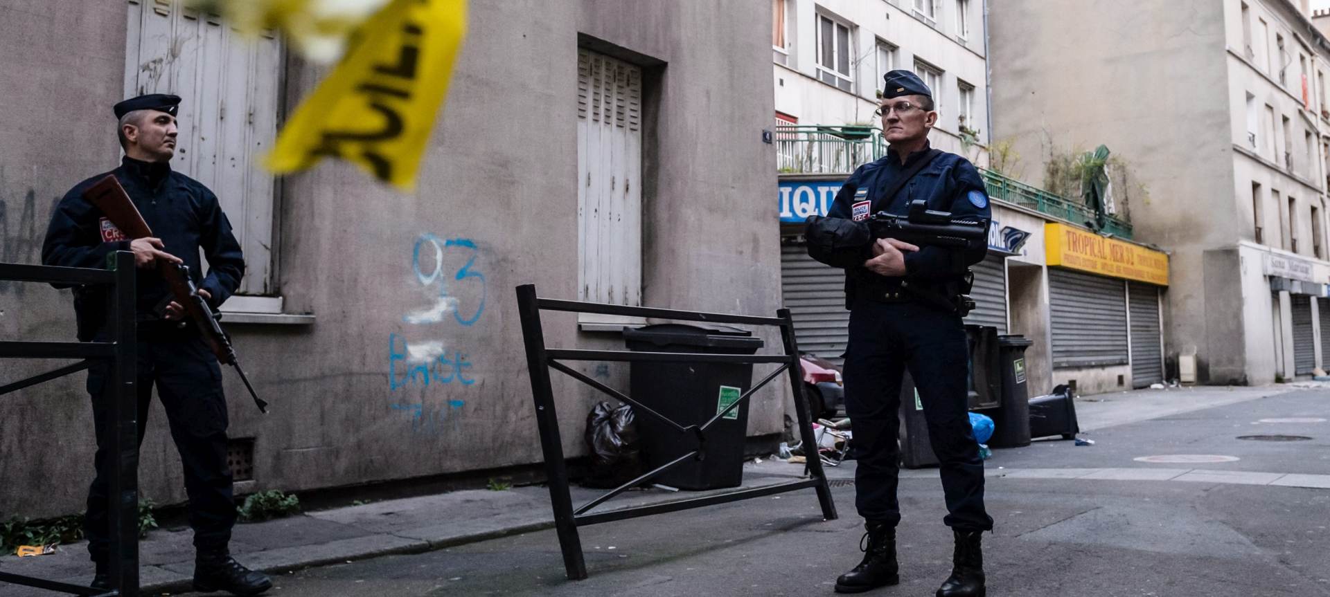 epa05032299 French police officers seen outside the rue du Corbillon building in  Saint-Denis, northern Paris suburb  on 19 November, 2015. Police raid an assault  early 18 November in connection with last week's terrorist attacks. According to officials, two people were dead, several police officers were injured and at least eight people were arrested.  EPA/CHRISTOPHE PETIT TESSON