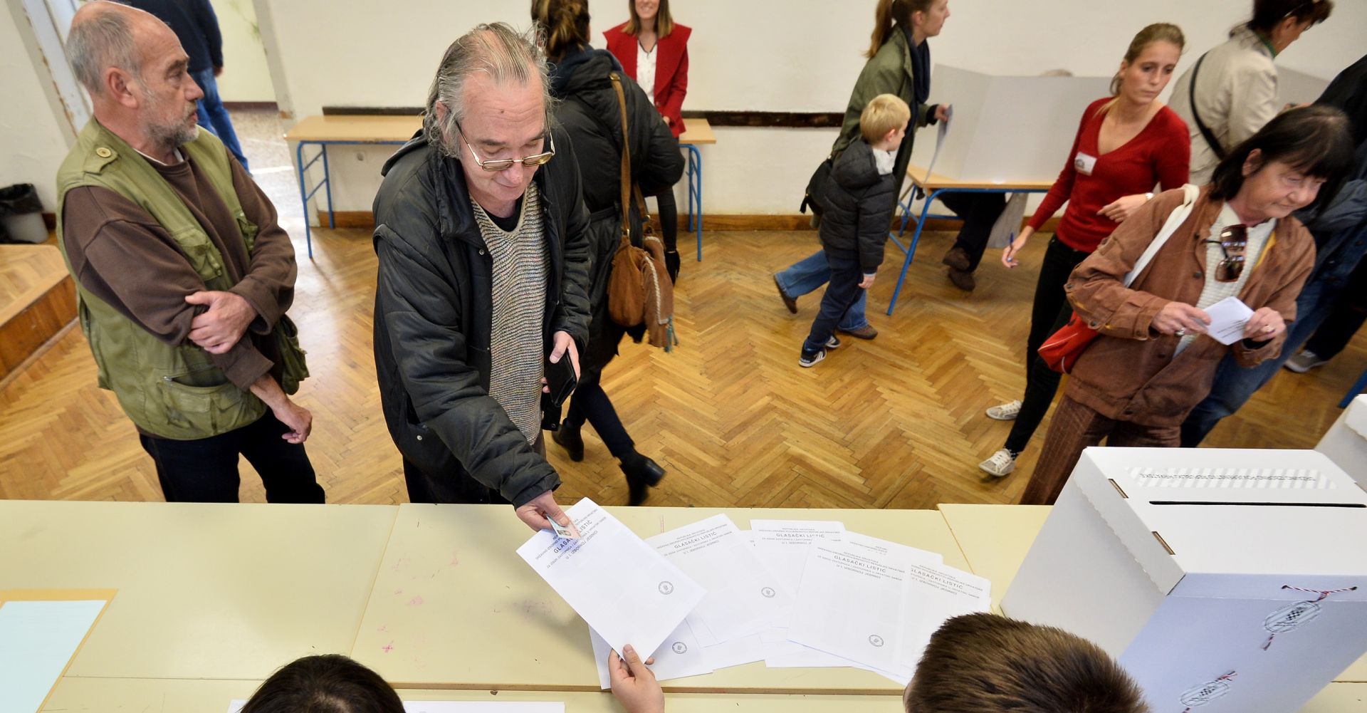 08.11.2015., Zagreb - U 7 sati ujutro otvorena su biralista na kojima ce gradjani i drzavljani Republike Hrvatske na birackim mjestima odlucivali ko ce ih zastupati u osmon sazivu Hrvatskog Sabora u iduce 4 godine. Photo: Marko Prpic/PIXSELL
