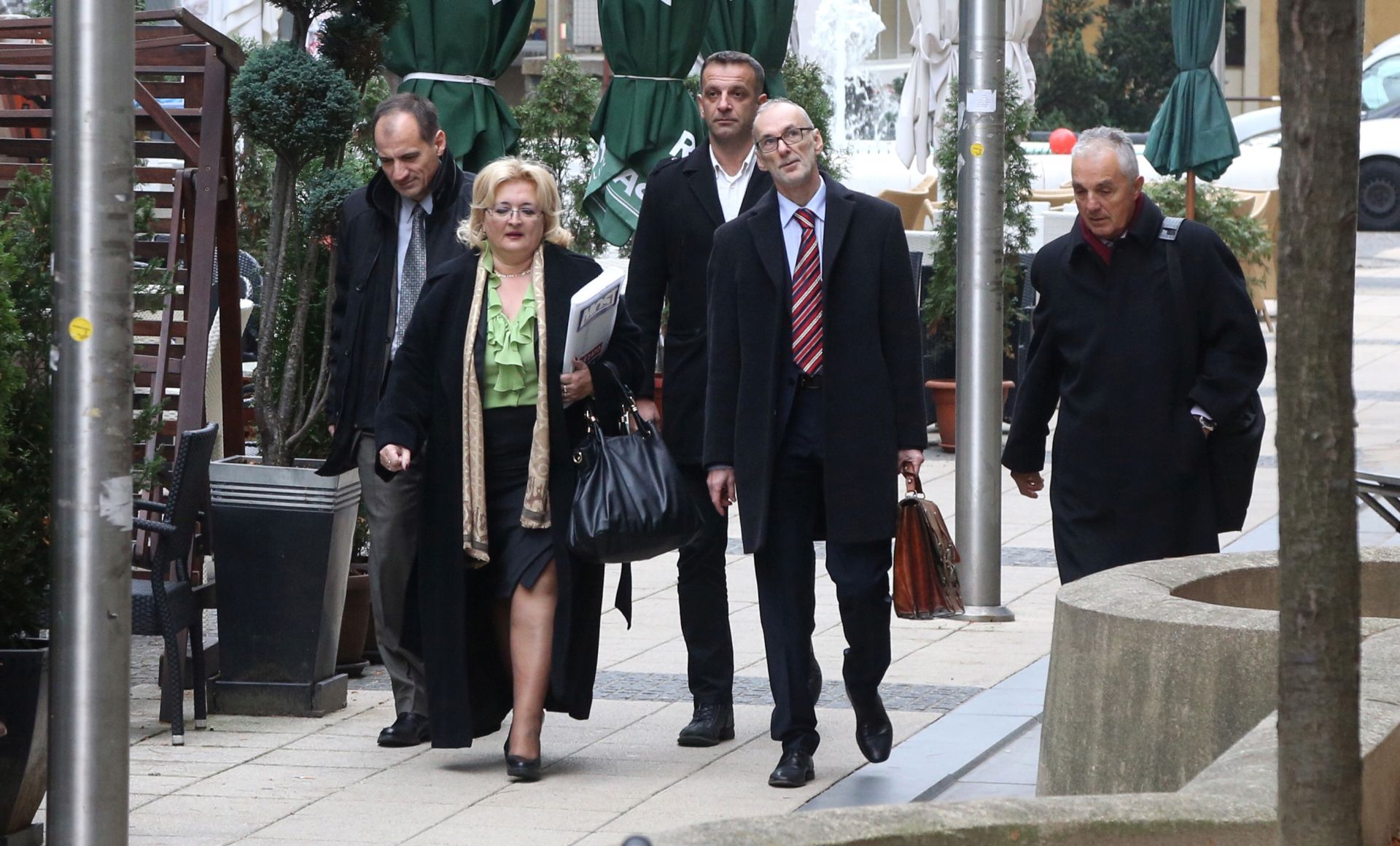 Zagreb, 26.11.2015.- Pregovaraèi Mosta nezavisnih lista dolaze na pregovore s koalicijom Hrvatska raste u sredinjicu SDP-a.
foto HINA/ Dario GRZELJ/ ua