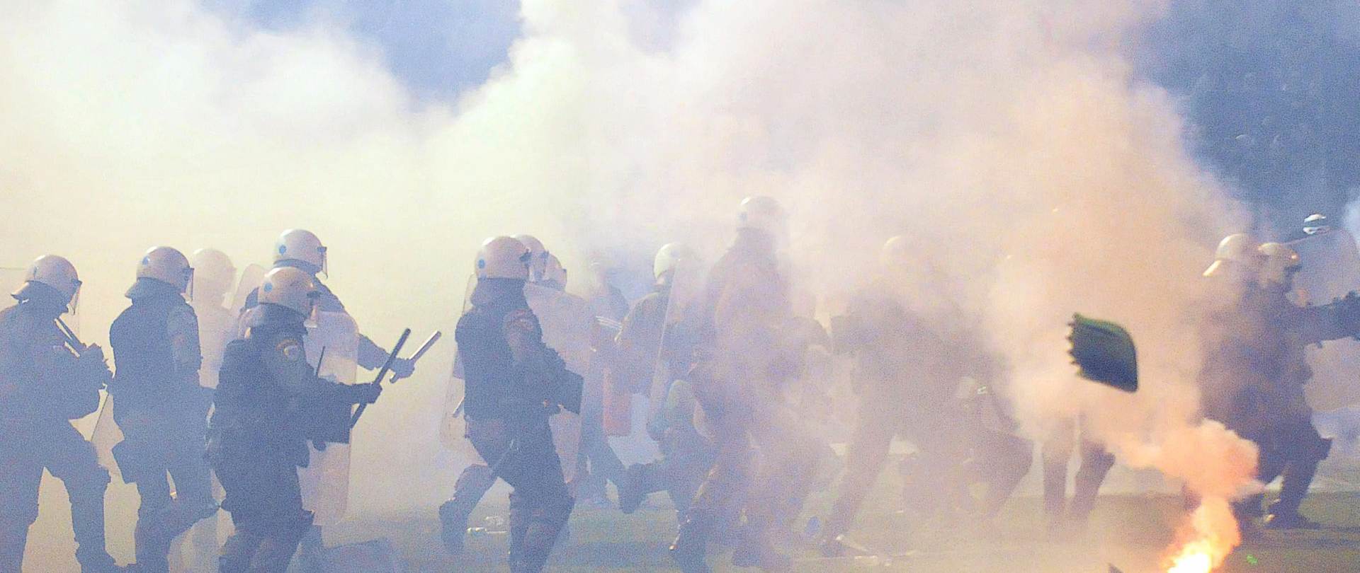 epa05036370 Riot police clash with fans before the Greek Super League soccer match between Panathinaikos Athens and Olympiakos Piraeus at Apostolos Nikolaidis Stadium in Athens, Greece, 21 November 2015. The match was suspended by the referee due to fan violence.  EPA/PANAGIOTIS MOSCHANDREOY