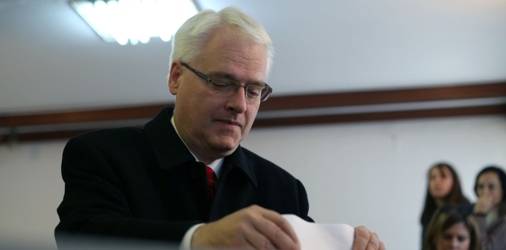 Zagreb, 8.11.2015 - Bivši predsjednik RH i predsjednik Naprijed Hrvatska - Progresivni savez Ive Josipovića Ivo Josipović glasovao je na parlamentarnim izborima.
Foto Hina/ Dario GRZELJ/ dag