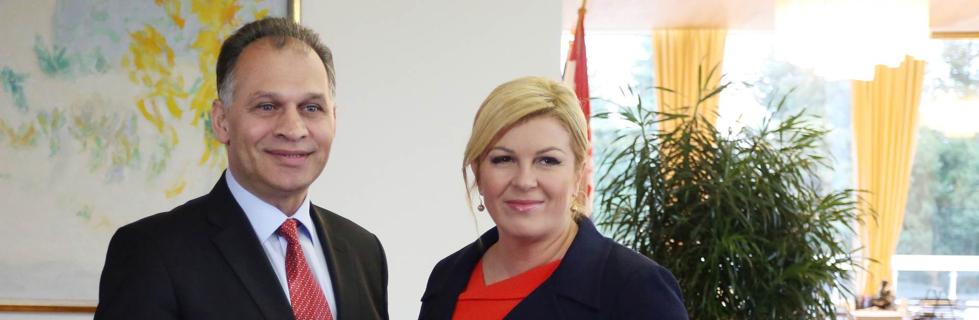 Zagreb, 26.11.2015 - Predsjednica Republike Kolinda Grabar-Kitaroviæ u èetvrtak poslijepodne poèela je konzultacije o mandataru za sastavljanje nove Vlade s èelnicima parlamentarnih stranaka izabranih u 8. saziv Hrvatskoga sabora. Na slici konzultacije sa zastupnicom romske nacionalne manjine Veljkom Kajtazijem.
foto HINA/ Damir SENÈAR /ds