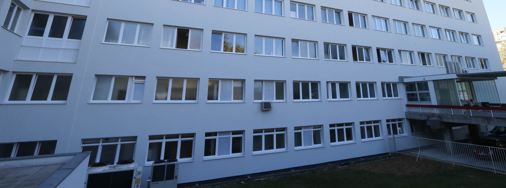 02.11.2015., Split - U KBC-u Split na Krizinama odrzana je prigodna svecanost tijekom koje je predstavljen projekt energetske obnove bolnice. Predstavljanu su, uz domacine i izvodjace, prisustvovali ministri Varga i Grcic. Dio obnovljenog sjevernog procelja bolnice. 
Photo: Ivo Cagalj/PIXSELL