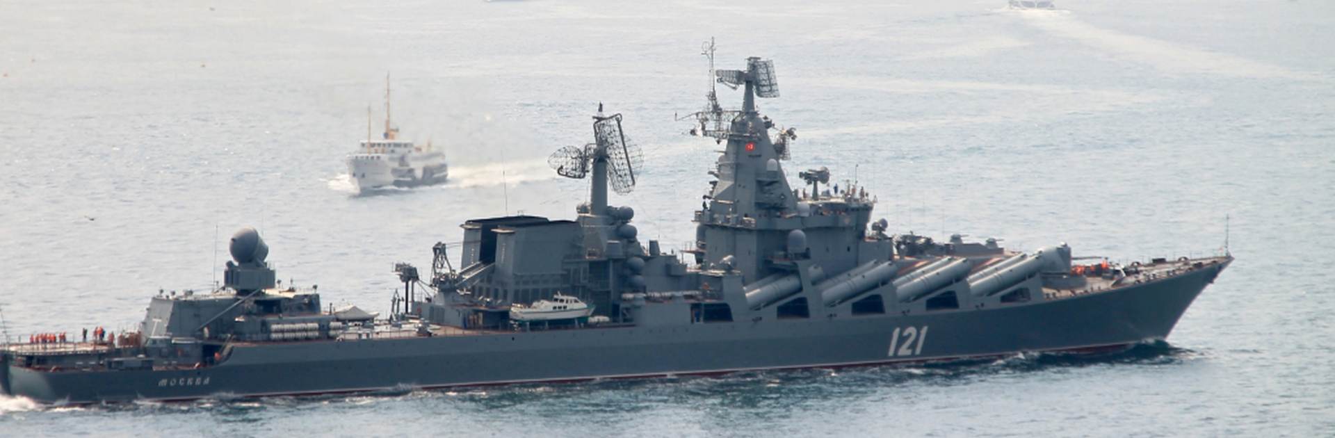 epa05029680 =(FILE) A file picture dated 07 September 2014 of The guided missile cruiser Moskva of the Russian Black Sea fleet passes through Bosporus strait 07 September 2014 near Istanbul on it's way to the Mediterranean. The Russian warship Moskva is to assist a French aircraft carrier task force in ongoing operations in Syria following Russian President Vladimir Putin's announcement on 17 November 2015 of cooperation in military strikes in that country, state media reports. French President Francois Hollande will come to Moscow for a meeting with Putin on November 26, the Kremlin said.  =  EPA/CAN MEREY