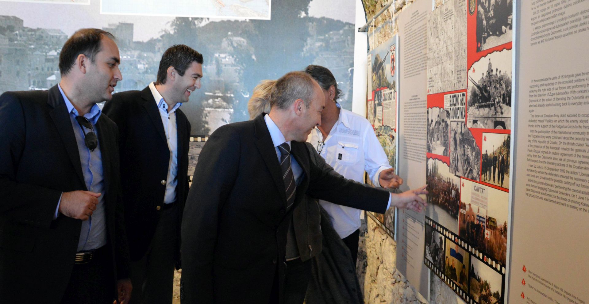 Dubrovnik, 4.11.2015. - Damir Krstièeviæ, prvi na listi Domoljubne koalicije u 10. izbornoj jedinici danas je posjetio Dubrovnik, gdje je obiao Muzej Domovinskog rata na Srðu, nakon èega se druio s dubrovaèkim braniteljima. 
foto HINA / Nika MILETIÆ / mm