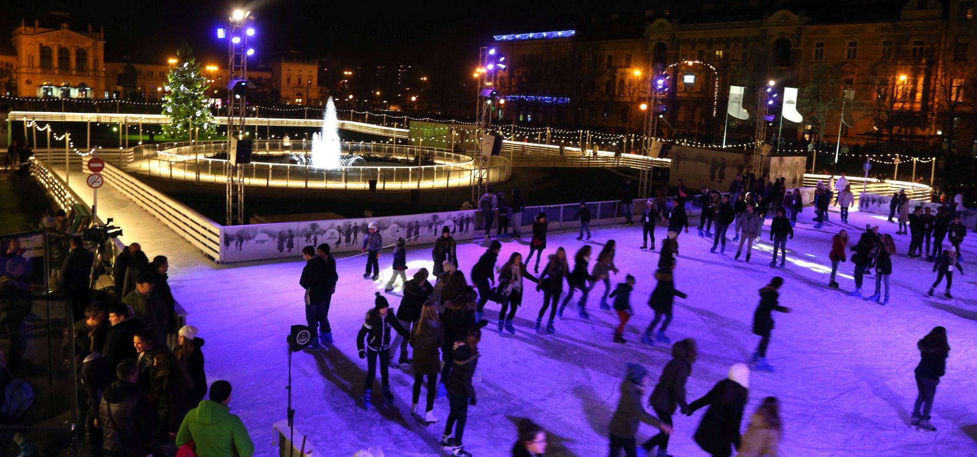 Zagreb, 28.11.2015 - Na Trgu kralja Tomislava otvoren je Ledeni park , najveæi klizalini kompleks u ovome dijelu Europe.
Foto Hina/ Dario GRZELJ/ dag