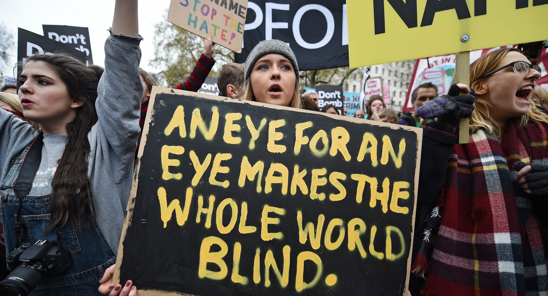epa05045587 Demonstrators protest against British bombing of Syria outside Downing Street in London, Britain, 28 November 2015. British Prime Minister David Cameron is calling on MP's to vote for Britain to join France with bombing raids against jihadist militia referring to itself as Islamic State (IS) in Syria.  EPA/ANDY RAIN