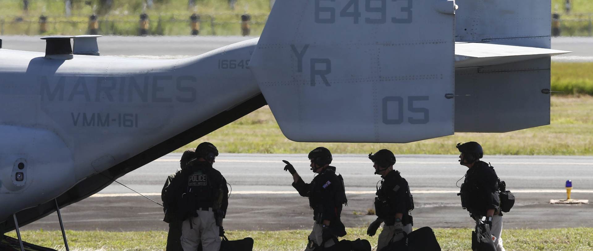 epa05029043 US Secret Service Police officials board a US Marines aircraft after the arrival of  President Barack Obama at the international airport of Manila, Philippines, 17 November 2015. President Obama is in the country to attend the Asia-Pacific Economic Cooperation (APEC) 2015.  EPA/ROLEX DELA PENA