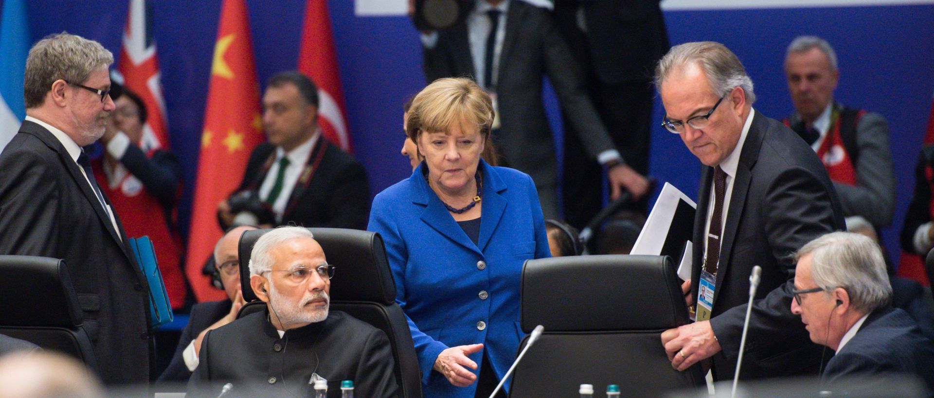 epa05026882 German Chancellor Angela Merkel (C) takes her seat next to Indian Prime Minister Narendra Modi (C-L) at the beginning of the working session of the G20 Summit in Antalya, Turkey, 15 November 2015. In addition to discussions on the global economy, the G20 grouping of leading nations is set to focus on Syria during its summit this weekend, including the refugee crisis and the threat of terrorism.  EPA/BERND VON JUTRCZENKA