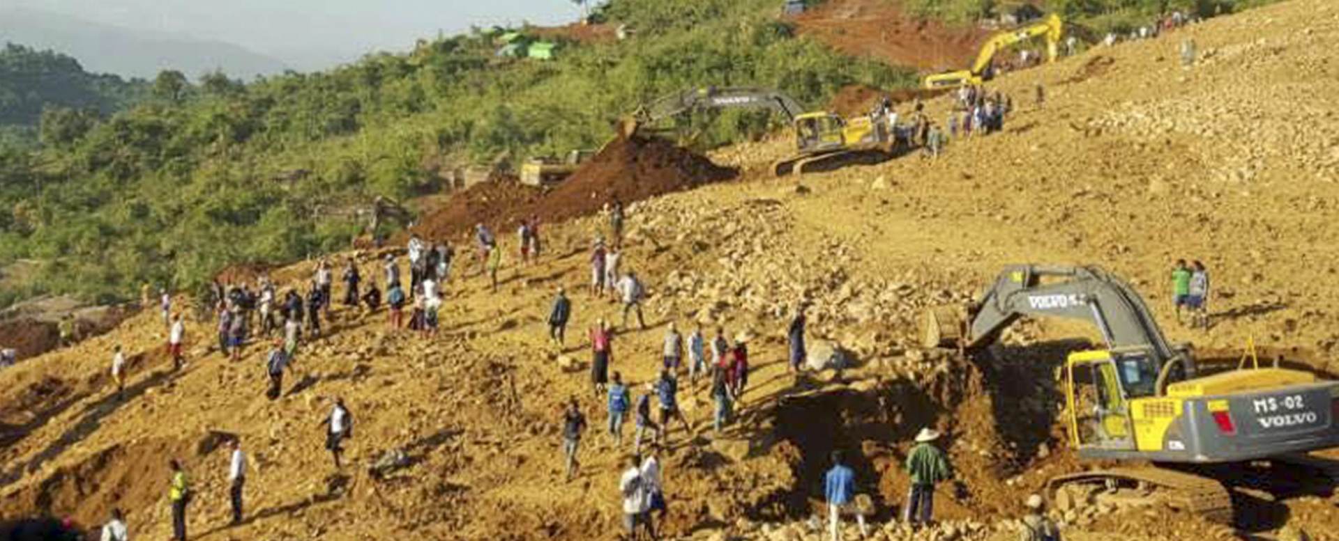 epa05036888 People search for the miners killed by landslide at Hpa Kant jade mining area, Kachin State, northern Myanmar, 22 November 2015. The death toll from a landslide in northern Myanmar's Kachin state crossed 90 22 Nov, with more than 100 people still missing. The landslide took place on Saturday near jade and gold mines, when a 300-metre pile of waste rock accumulated during the mining process collapsed following rains in Hpakant, 350 kilometres north of Mandalay.  EPA/ZAW MOE HTET Best quality available.