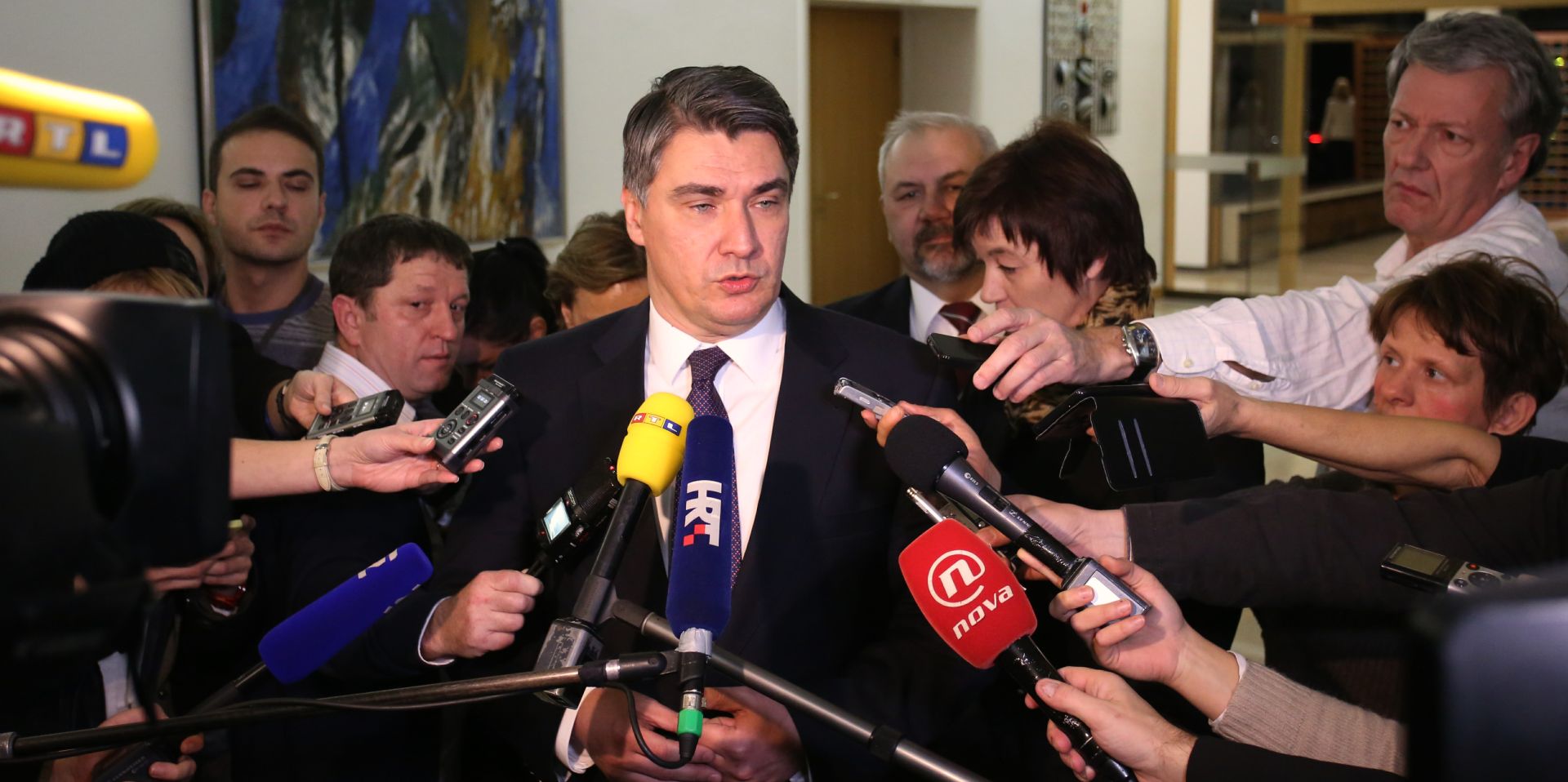 Zagreb, 26.11.2015. - Predsjednica Republike Kolinda Grabar-Kitaroviæ u èetvrtak poslijepodne poèela je konzultacije o mandataru za sastavljanje nove Vlade s predstavnicima parlamentarnih stranaka izabranih u 8. saziv Hrvatskoga sabora. Na fotografiji predstavnik koalicije Hrvatska raste Zoran Milanoviæ prilikom izjave za medije.
foto HINA/ Lana SLIVAR DOMINIÆ / lsd