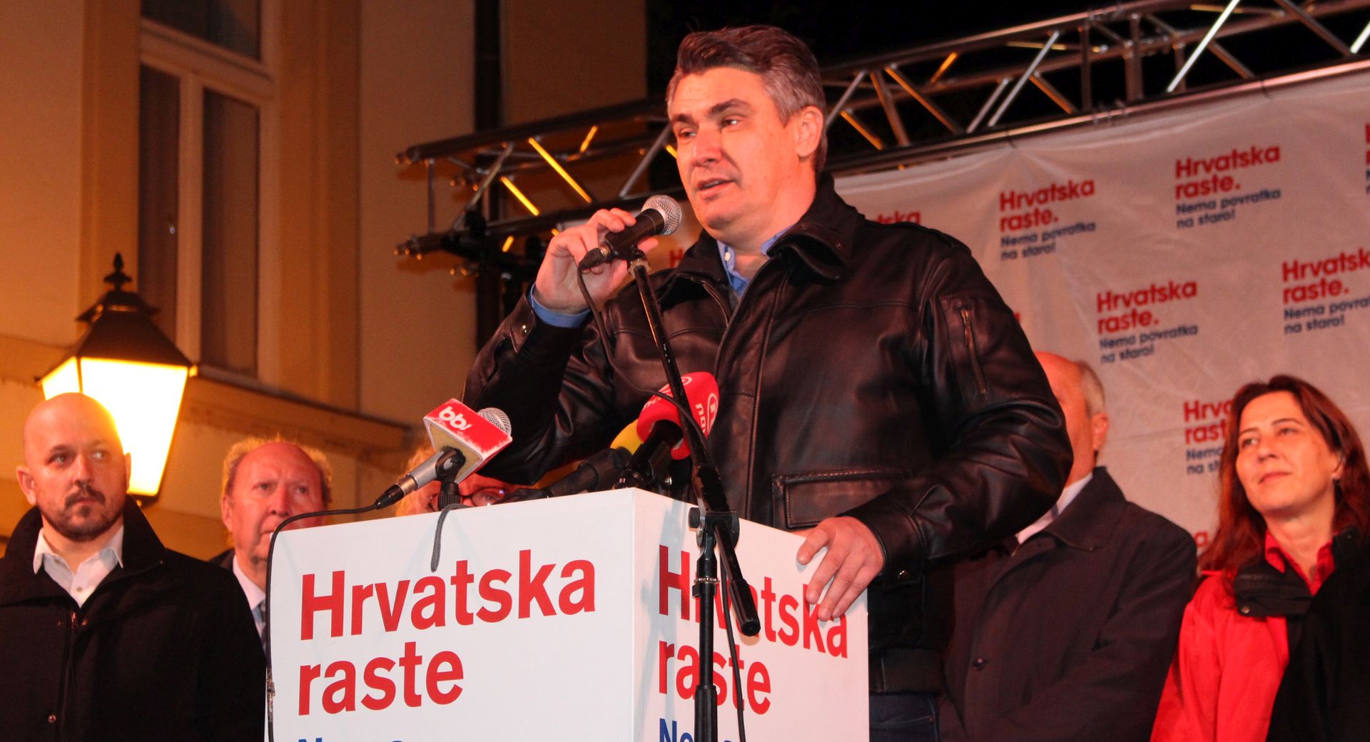 Bjelovar, 4.11.2015. - Koalicija 'Hrvatska raste' odrala je predizborni skup u Bjelovaru. Na fotografiji Gordan Maras, eljko emper i Zoran Milanoviæ.
foto HINA / mm