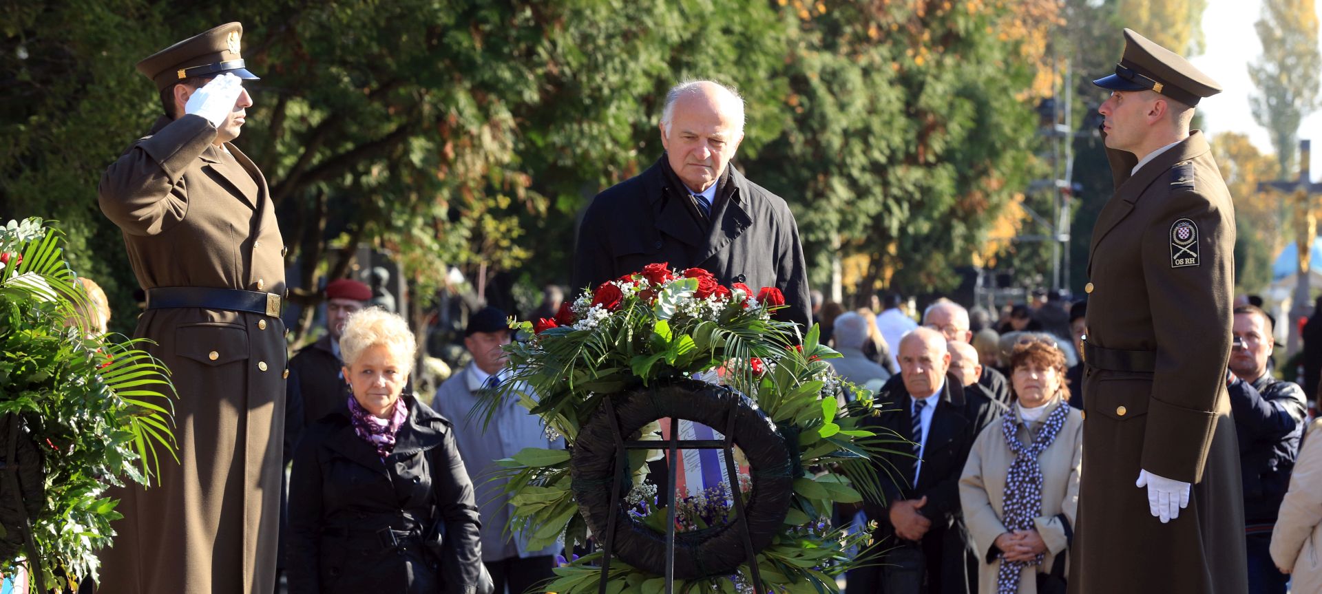 Zagreb, 1.11.2015 - U prigodi Dana Svih svetih i Dunog dana predsjednik Hrvatskog sabora Josip Leko poloio je vijenac i zapalio svijeæe na sredinjem zagrebaèkom groblju Mirogoju. Na slici Josip Leko na grobu prvog hrvatskog predsjednika dr. Franje Tuðmana.
Foto Hina/ Dario GRZELJ/ dag