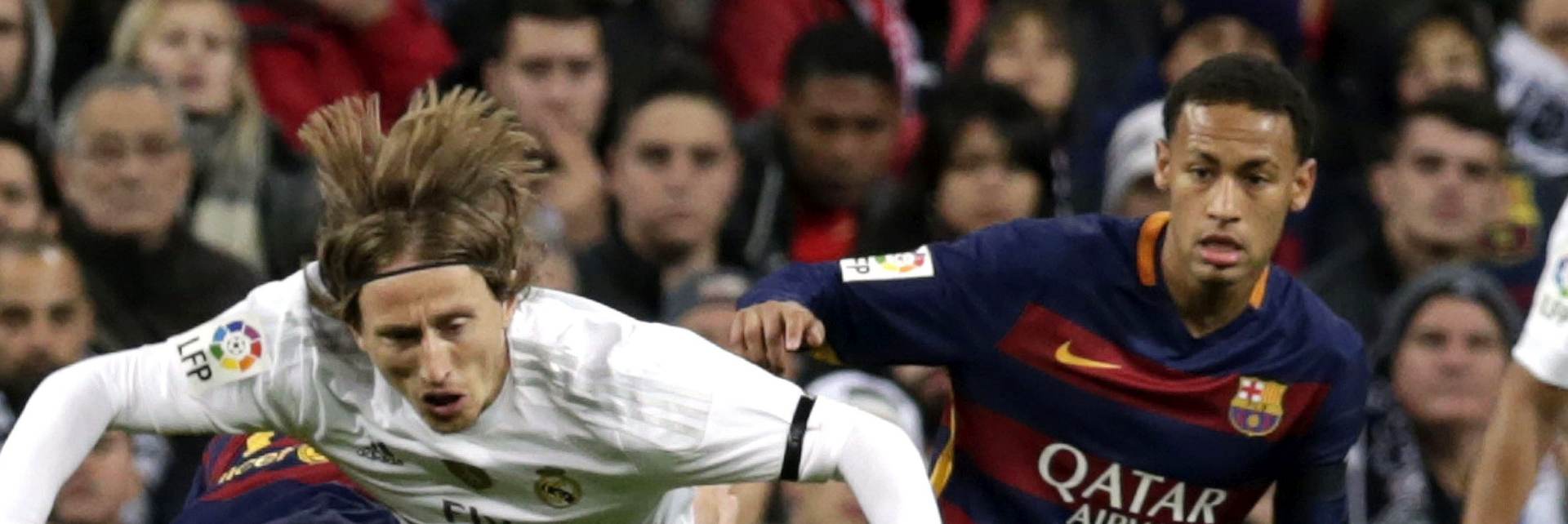 epa05036264 Real Madrid's Croatian midfielder Luka Modric (C) duels for the ball with FC Barcelona's Brazilian striker Neymar Jr. (R) during the Spanish Liga Primera Division soccer match played at Santiago Bernabeu stadium in Madrid, Spain, 21 November 2015.  EPA/Javier Lizon