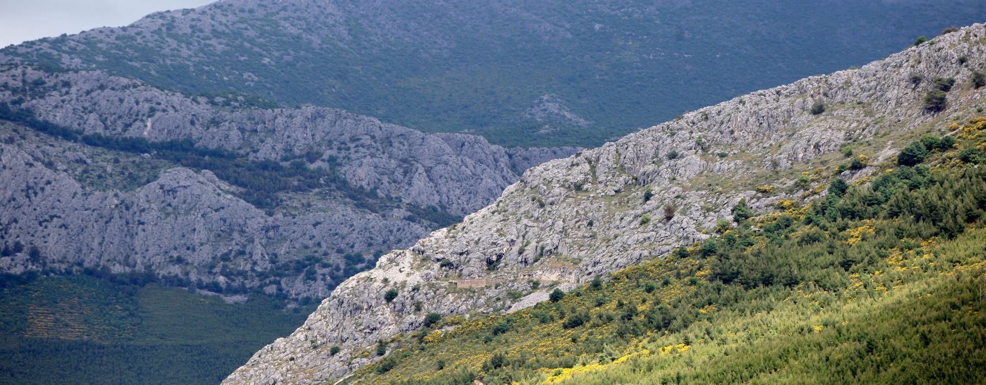 25.05.2015., Strozanac, Split - Panoramski snimak predgradja Splita s istocne strane, obronci Mosora.  
Photo: Miranda Cikotic/PIXSELL