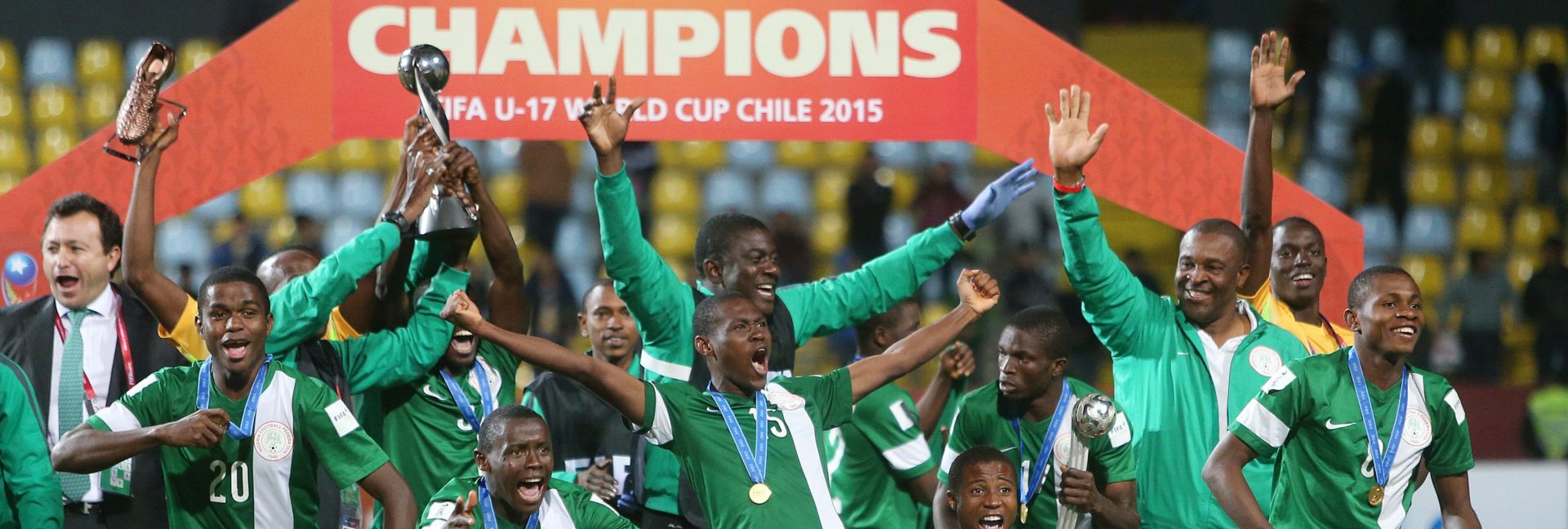 epa05017502 Nigeria's players celebrate with the trophy after winning the FIFA Under-17 World Cup at Sauzalito Stadium in Vina del Mar, Chile, 08 November 2015. Nigeria defeated Mali 2-0.  EPA/MARIO RUIZ