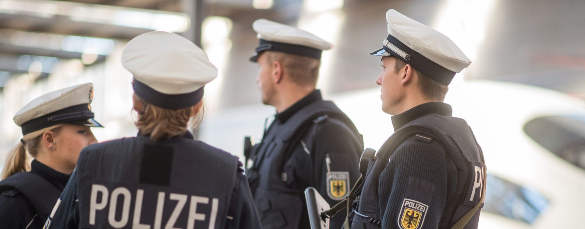 epa05031063 German Federal police officers patrol in the central train station in Munich, Germany, 18 November 2015. At least 129 people were killed and more than 350 critically injured in a series of overnight terrorist attacks in Paris from 13 to 14 November 2015.  EPA/MATTHIAS BALK