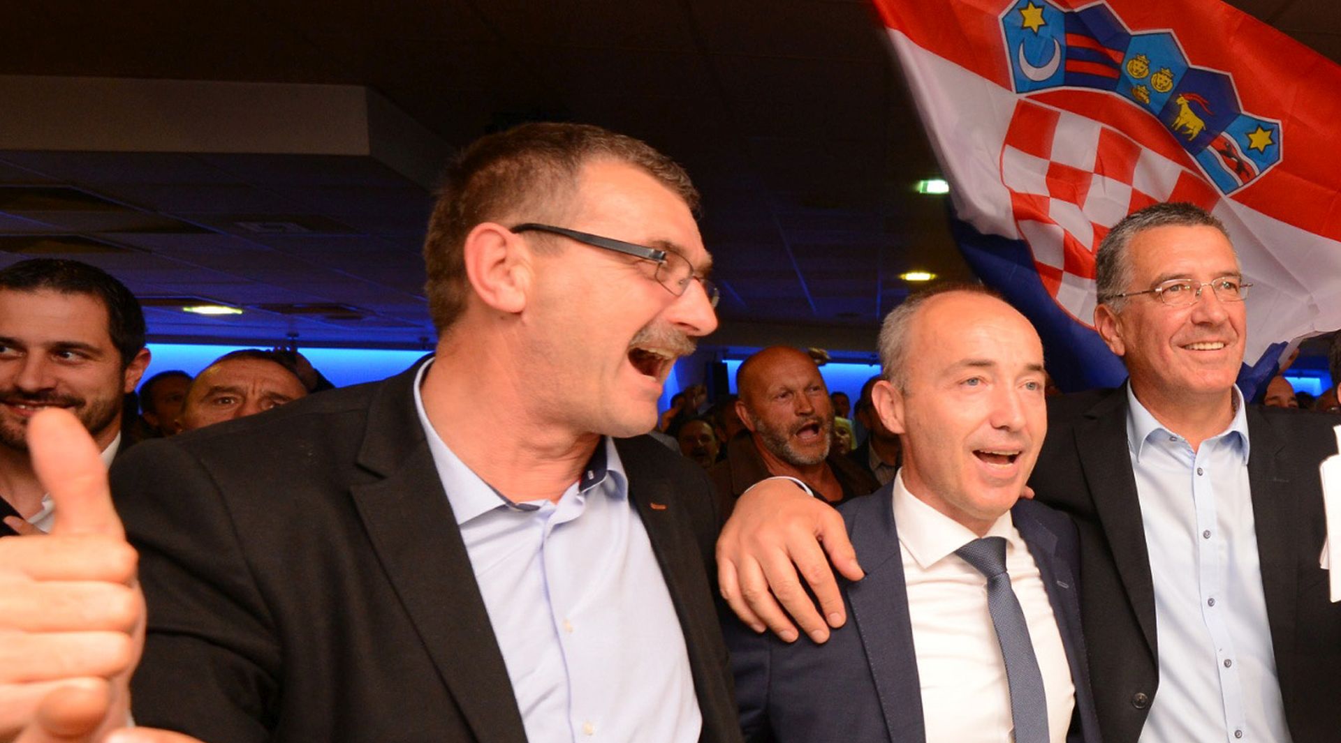 Split, 8.11.2015. - Doèek rezultata Parlamentarnih izbora za novi saziv Hrvatskog sabora u stoeru HDZ-a i Domoljubne koalicije u Splitu. Na fotografiji Damir Krstièeviæ (2L), Zlatko evrnja, Luka Podrug (C), Blaenko Boban, Ante Sanader i Petar koriæ.
foto HINA / Mario STRMOTIÆ / mm